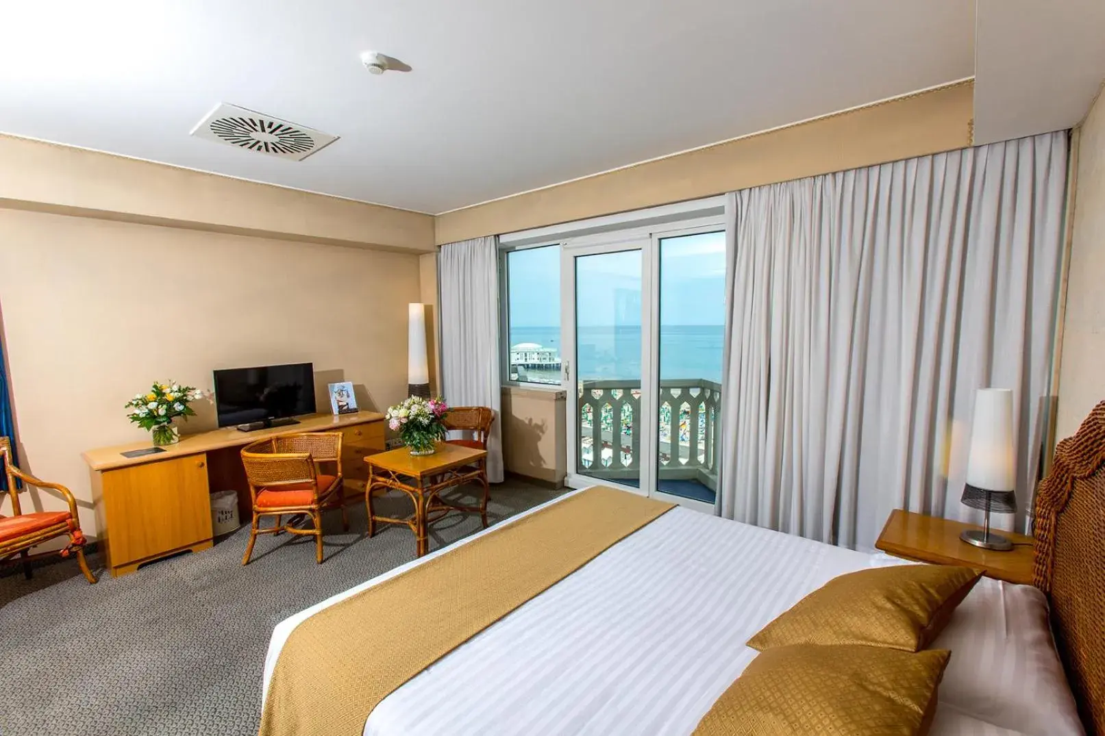 Photo of the whole room, Bed in City Hotel Photo of the whole room, Bed in City Hotel