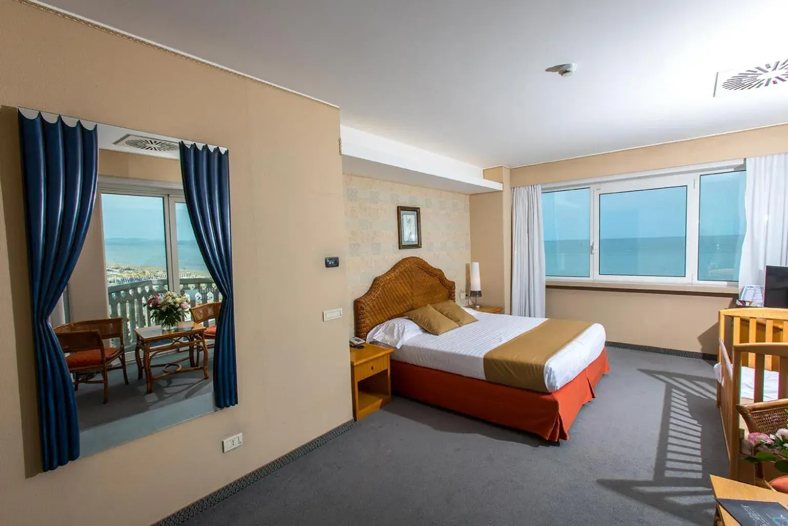 Photo of the whole room, Bed in City Hotel Photo of the whole room, Bed in City Hotel