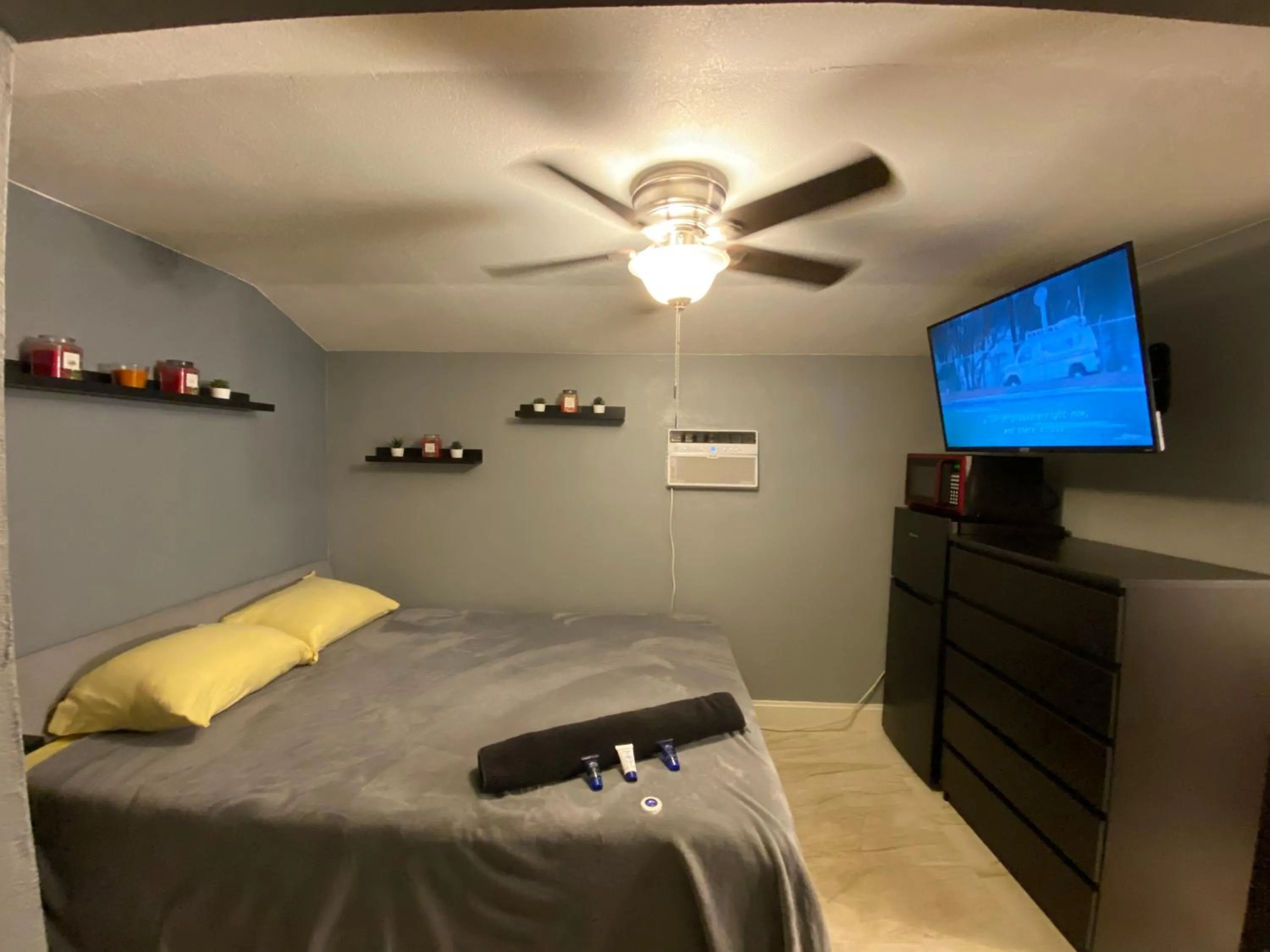 Photo of the whole room, Bed in Cozy House