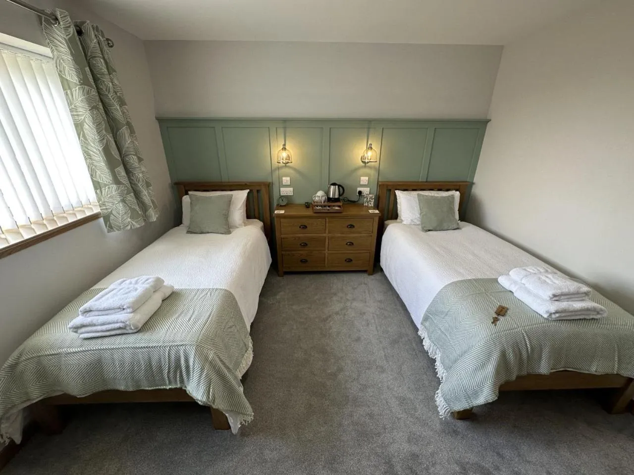 Standard Twin Room in Royal Oak Guesthouse
