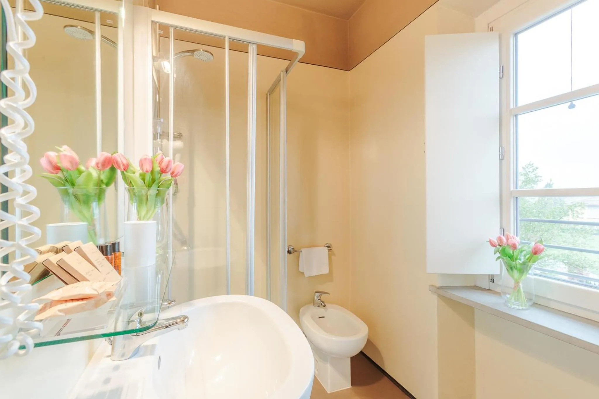 Bathroom in Hotel Hambros - Il Parco in Villa Banchieri