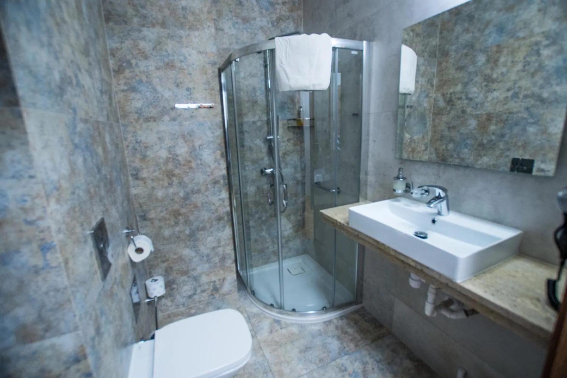 Shower in Hotel Sukcesor