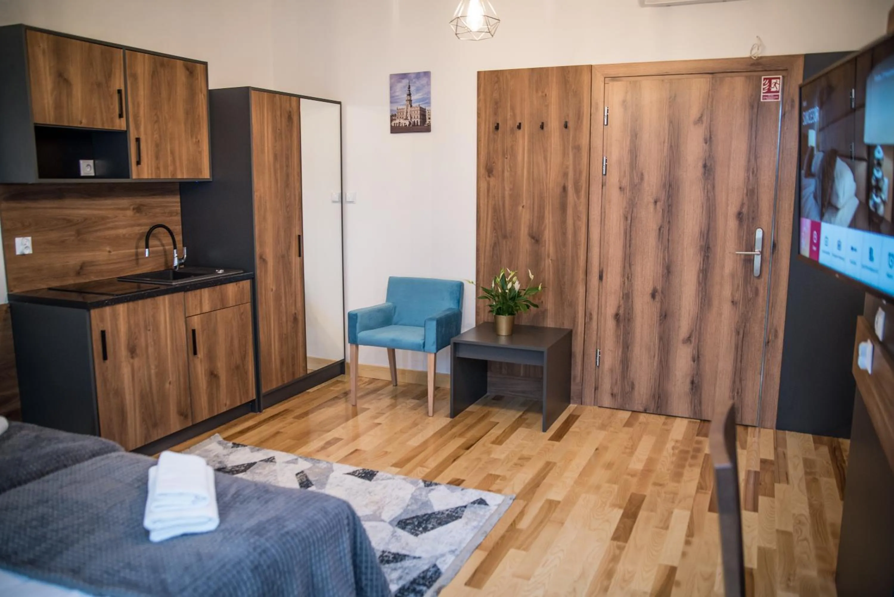 Kitchen or kitchenette, Bed in Hotel Sukcesor