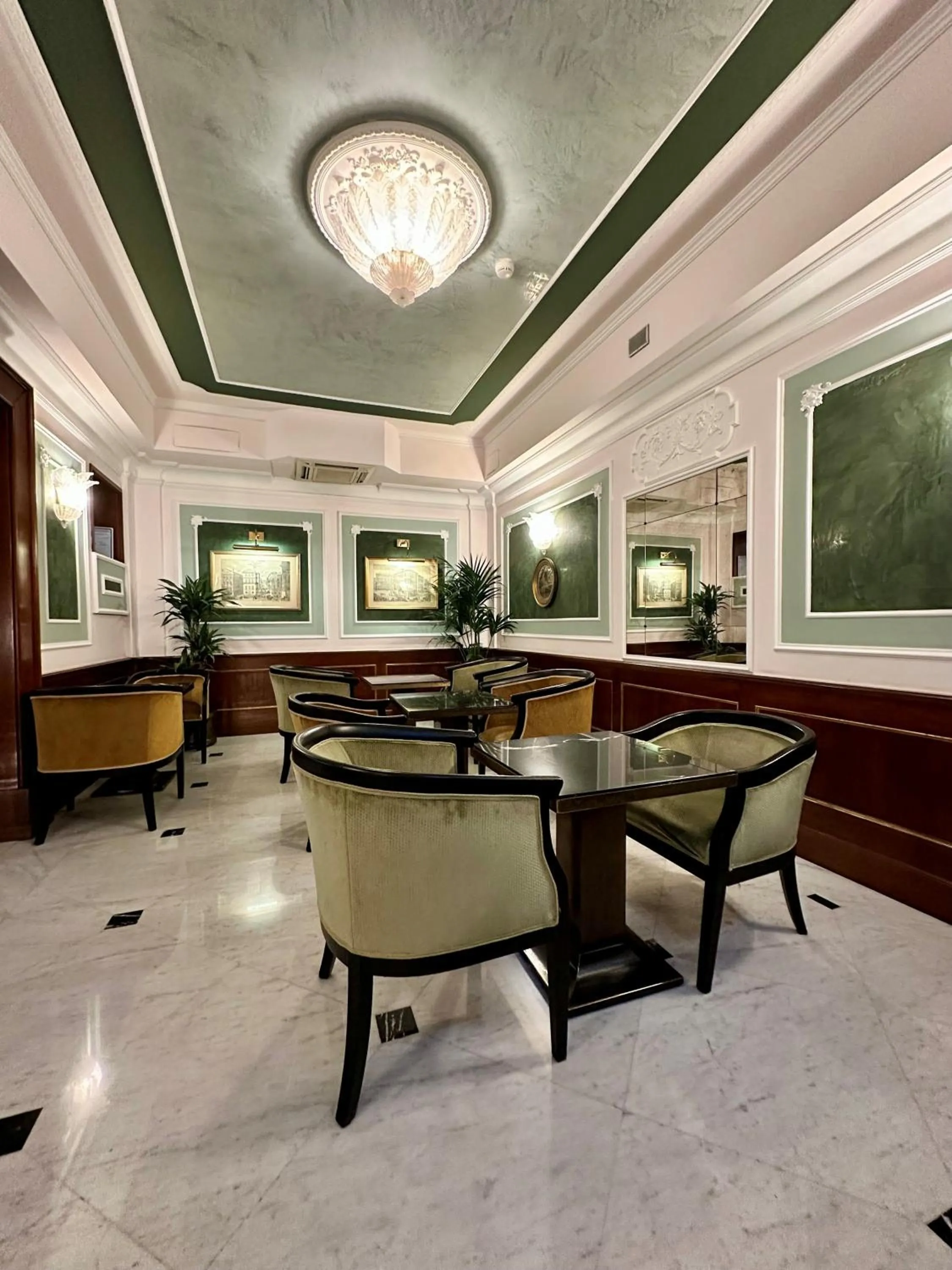 Restaurant/places to eat in Hotel Bristol Palace