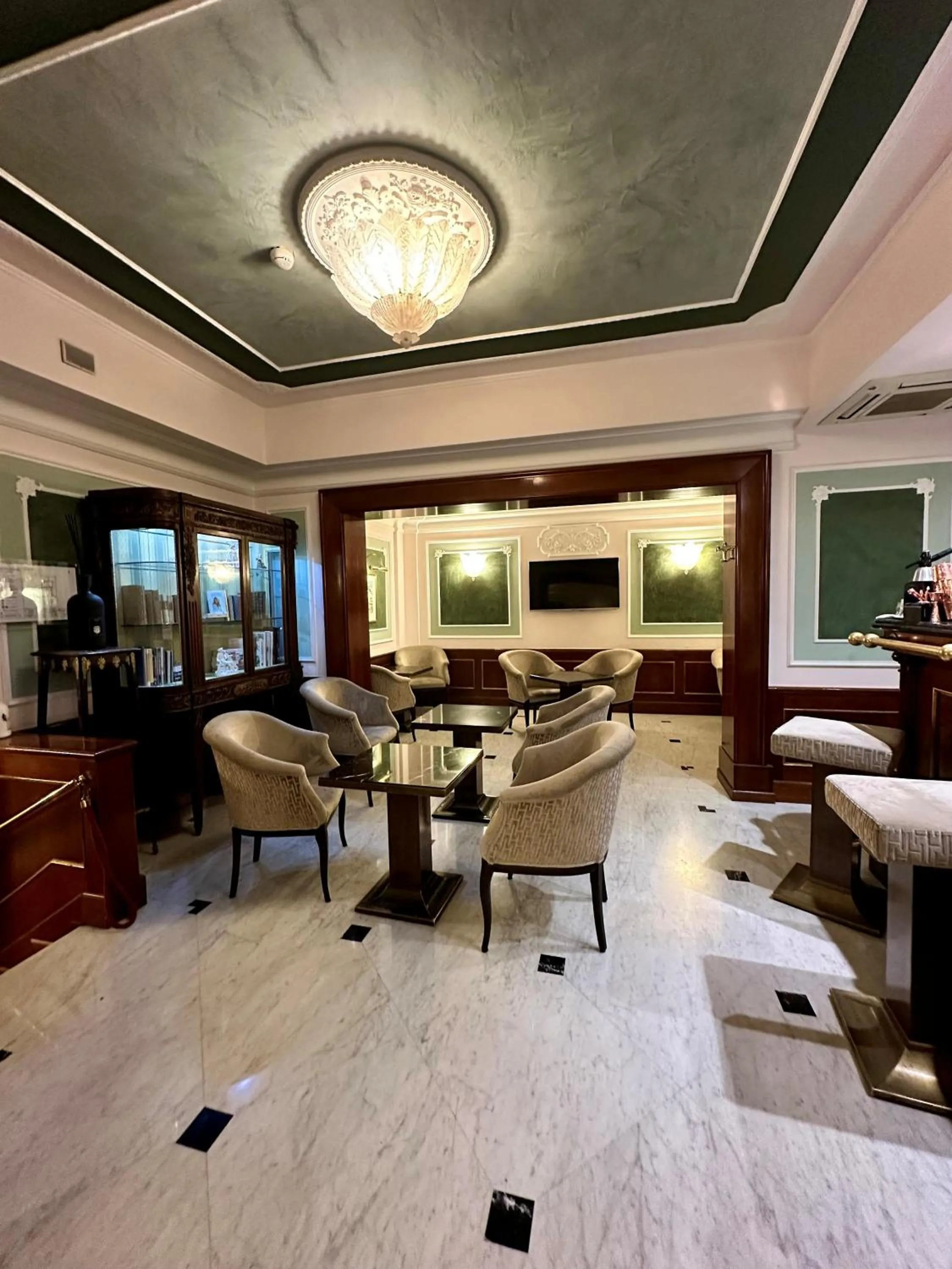 Restaurant/places to eat in Hotel Bristol Palace