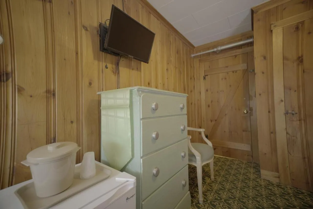 Betty Doon Motor Hotel