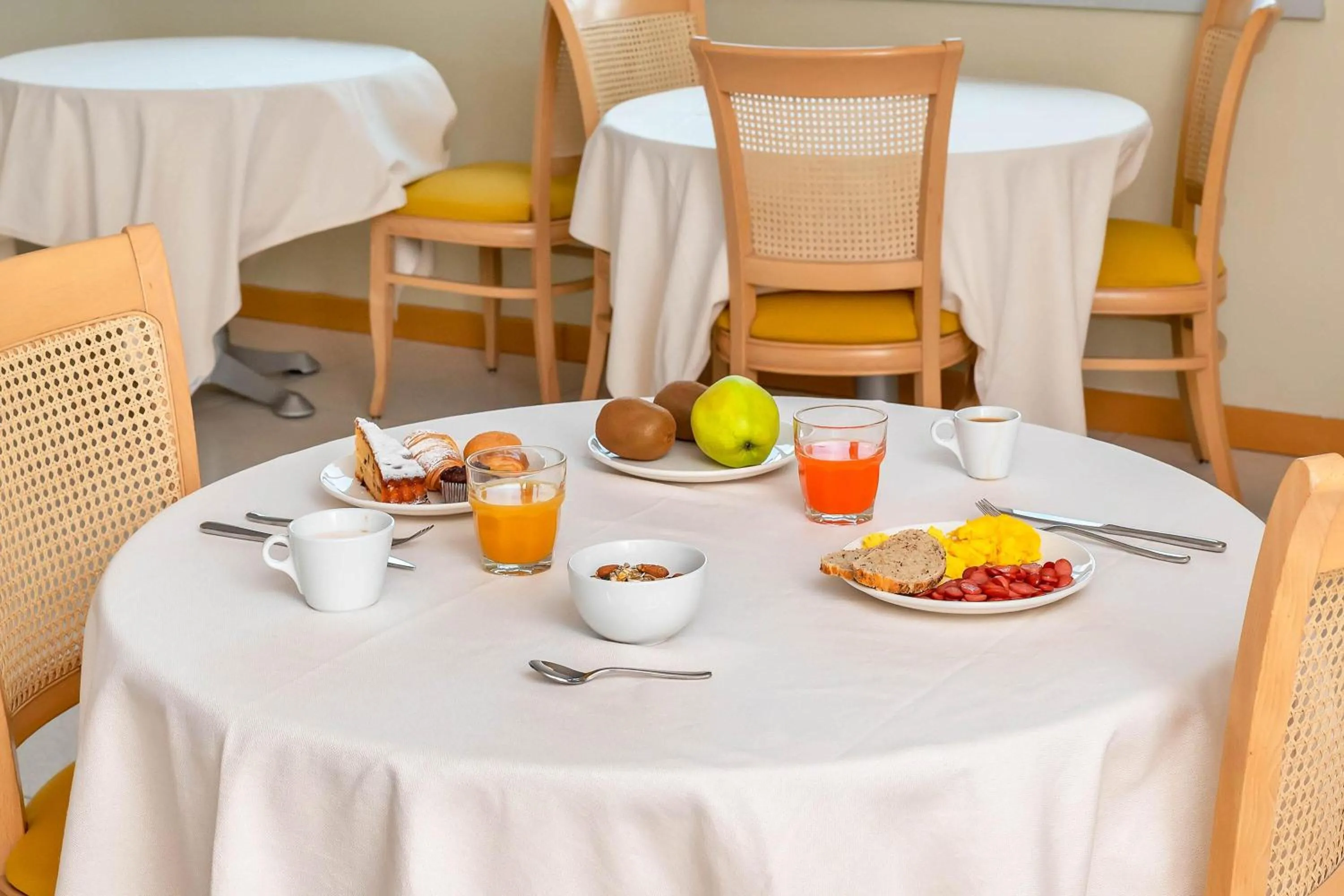 Restaurant/places to eat in B&B HOTEL Bergamo Executive