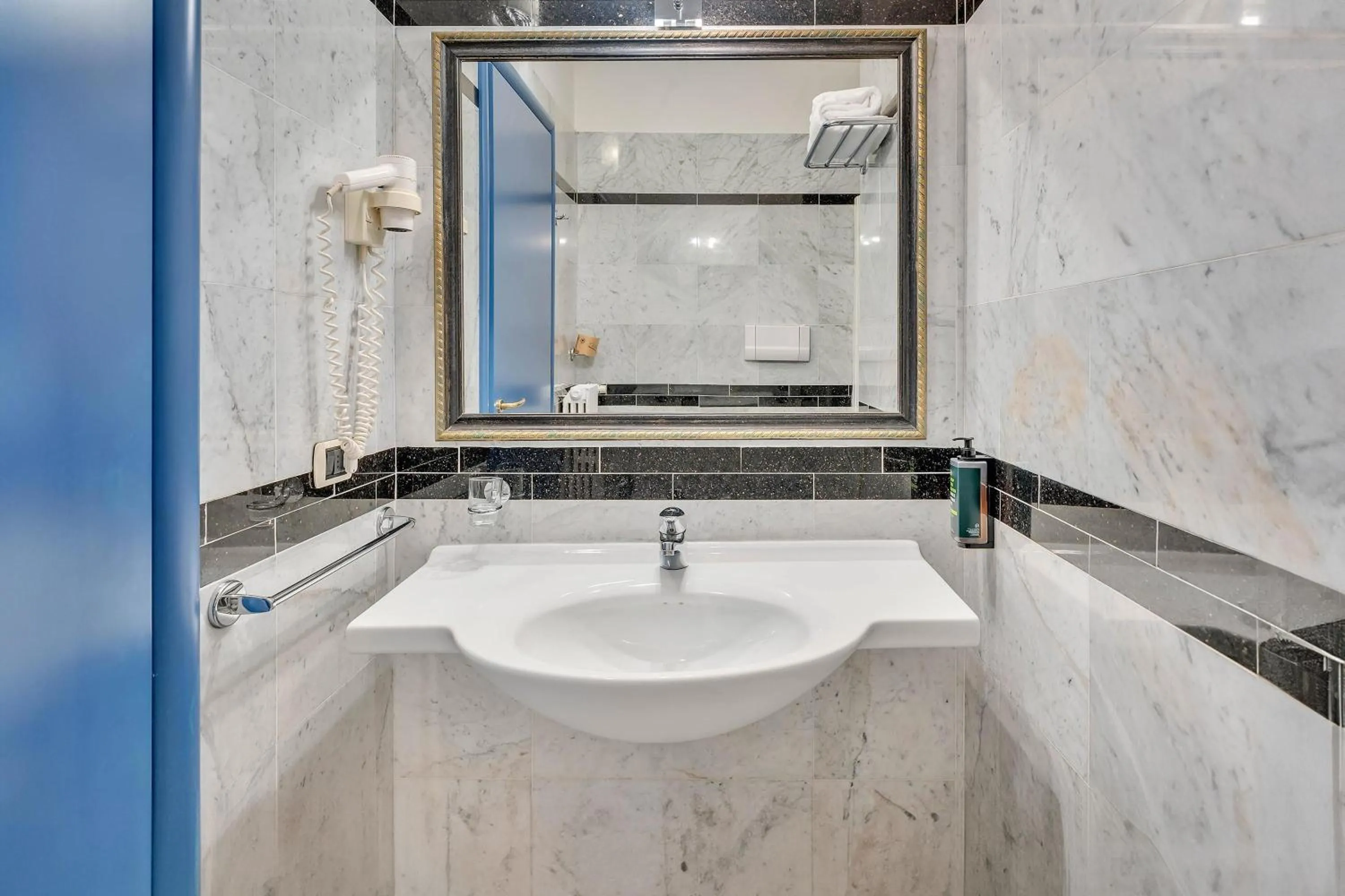 Bathroom in B&B HOTEL Bergamo Executive