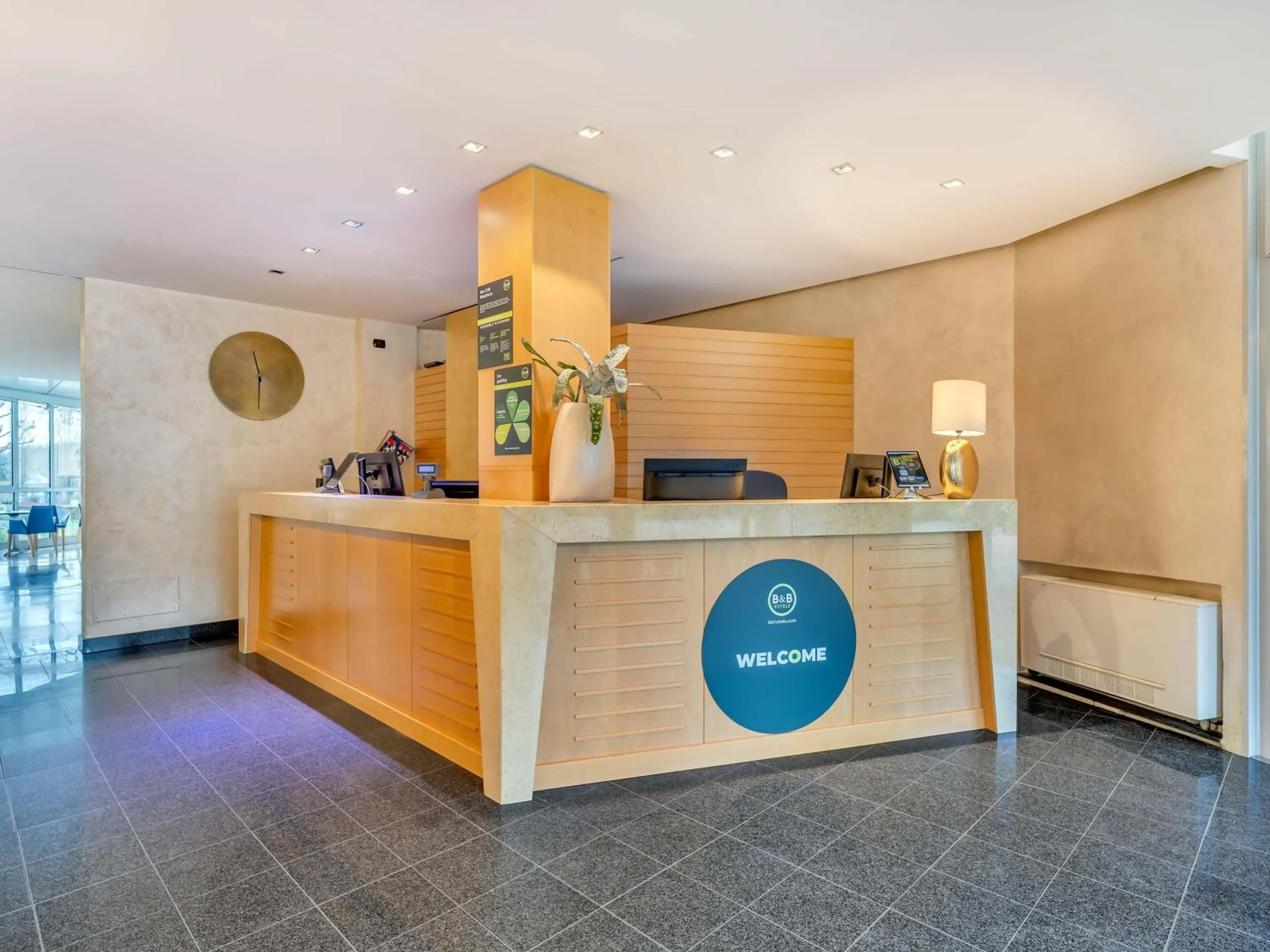 Lobby or reception in B&B HOTEL Bergamo Executive