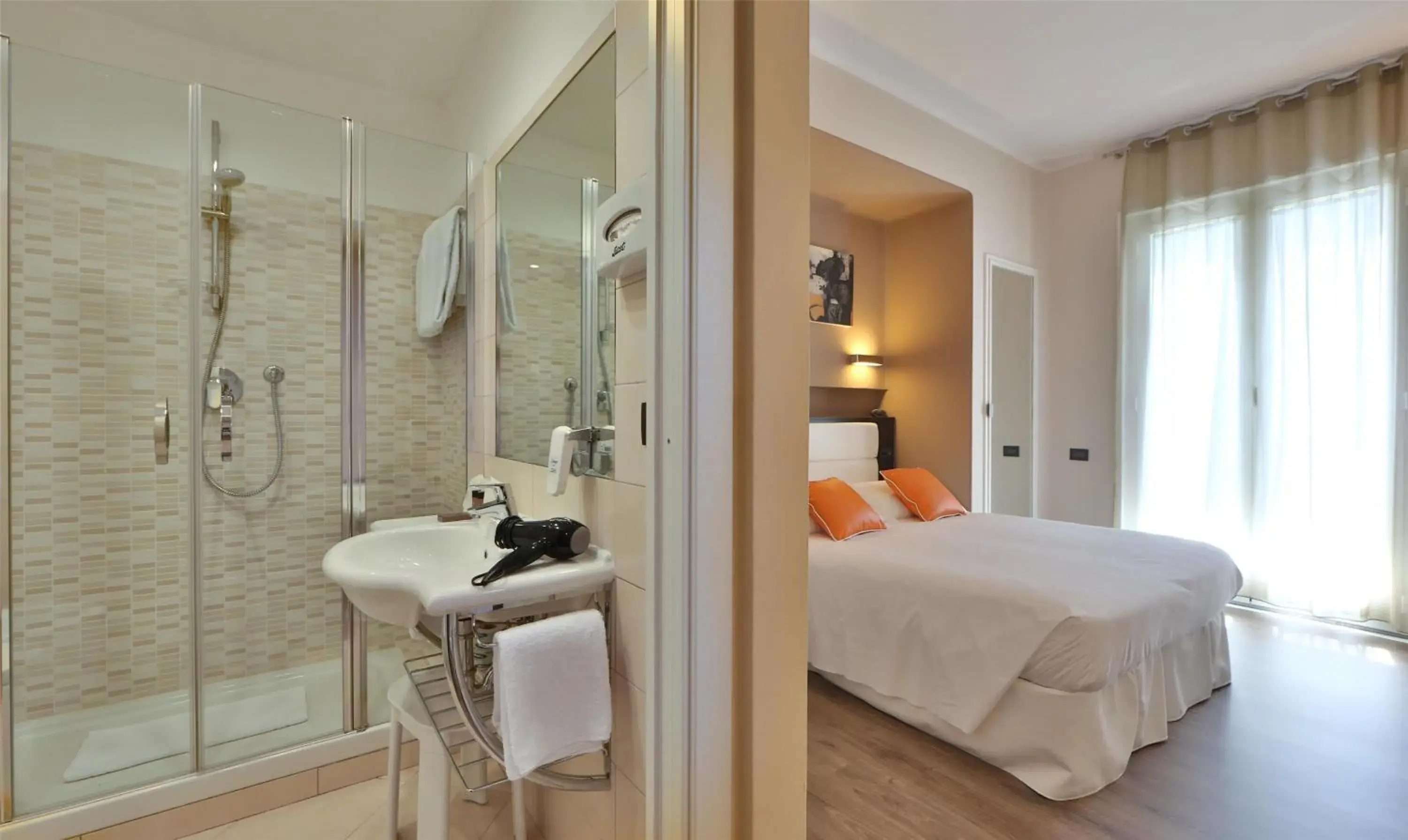 Bathroom, Bed in Best Western Regina Elena Bathroom, Bed in Best Western Regina Elena