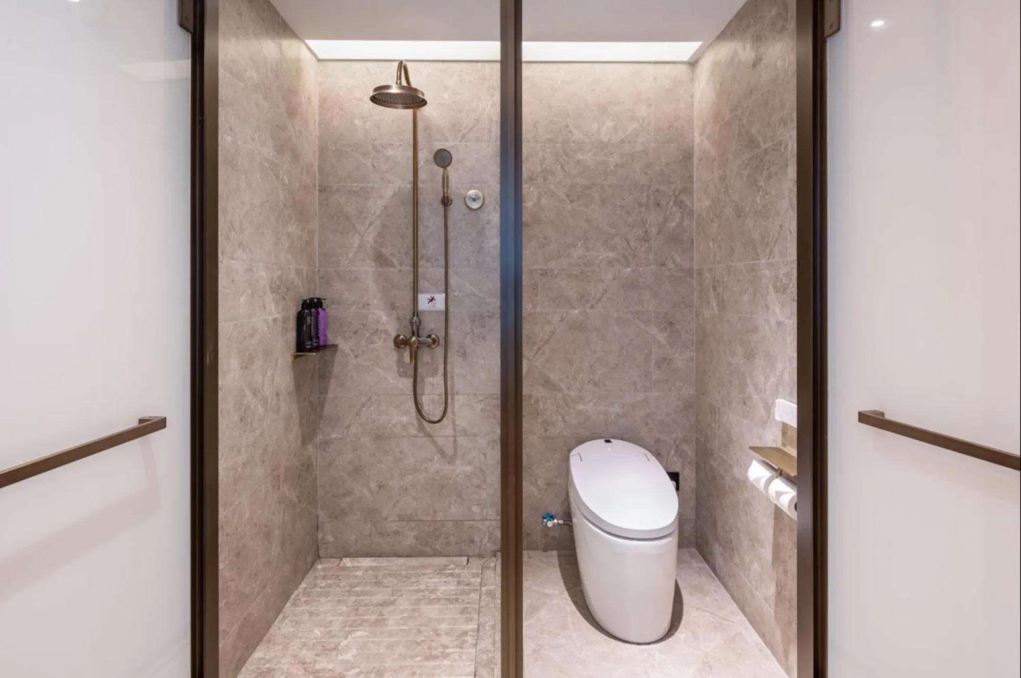 Toilet in Mercure Shanghai Jinqiao