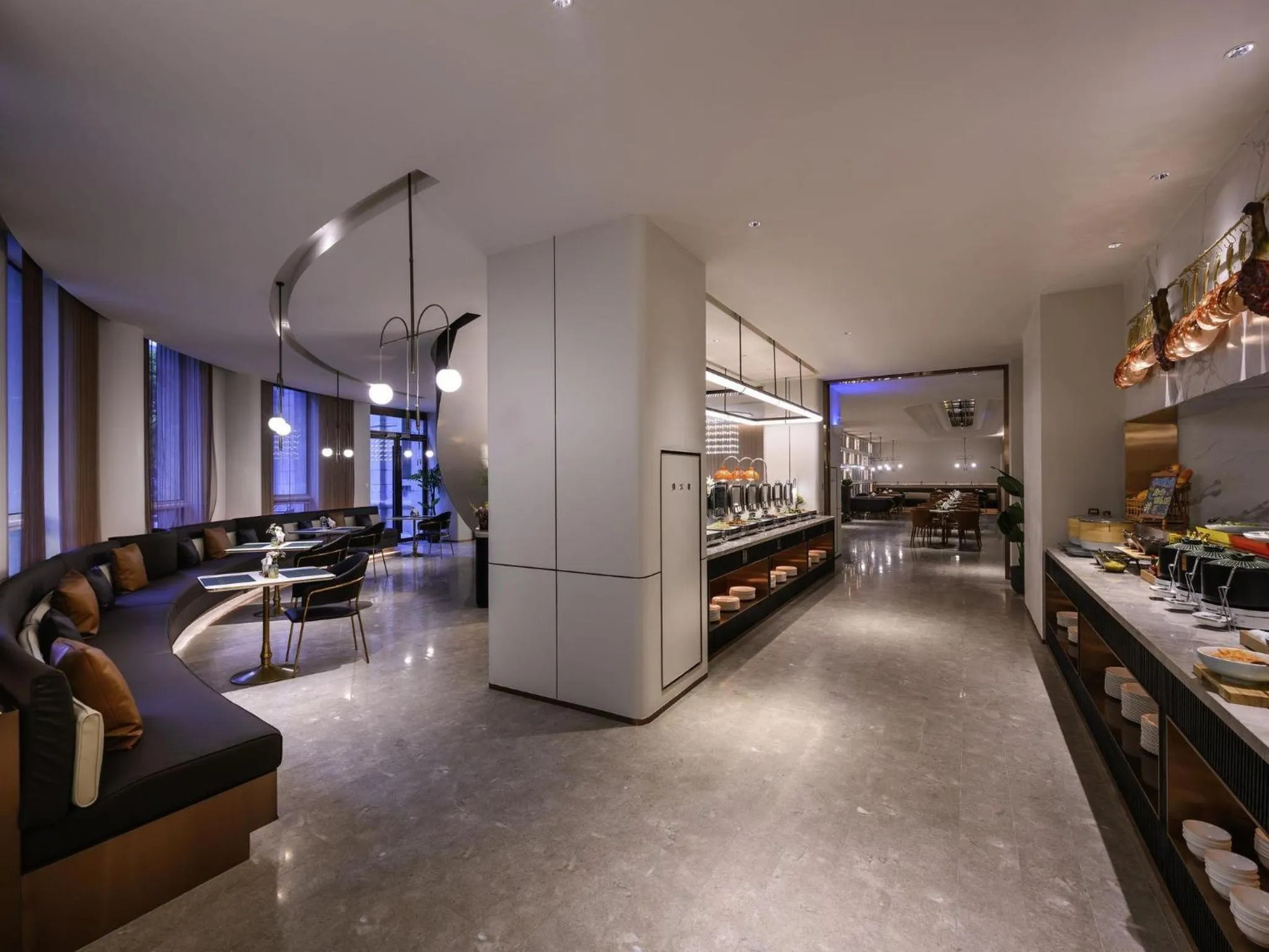 Restaurant/places to eat in Mercure Shanghai Jinqiao