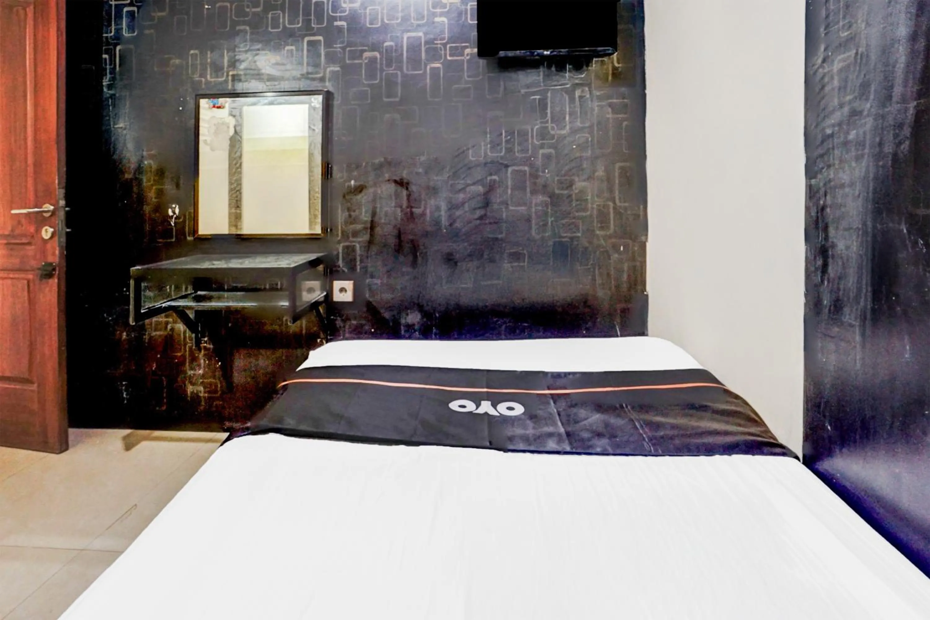 Photo of the whole room, Bed in Hotel O Surabaya near Universitas Airlangga formerly Kertajaya Residence Surabaya