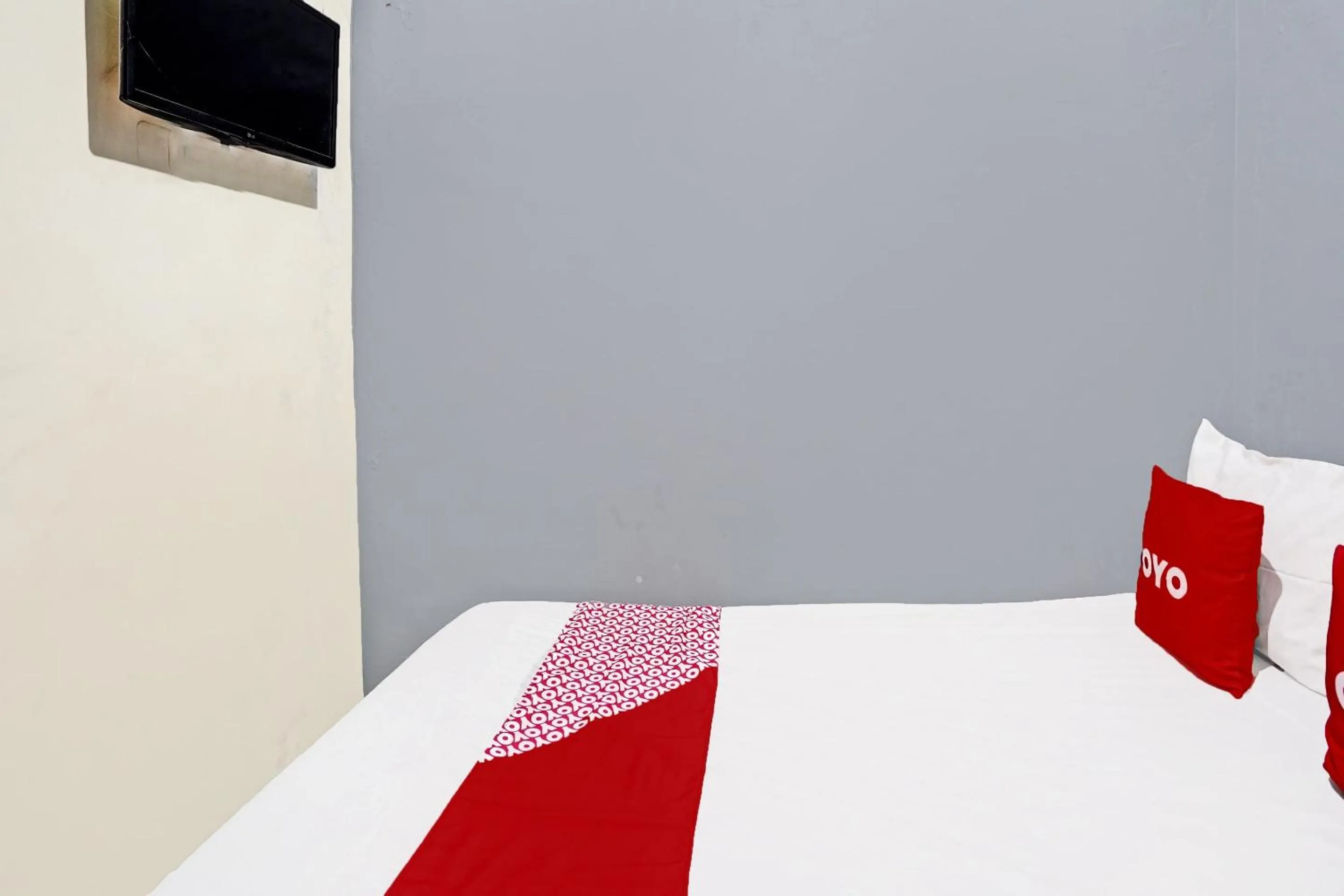 Bedroom, Bed in OYO 91126 Kertajaya Residence Surabaya