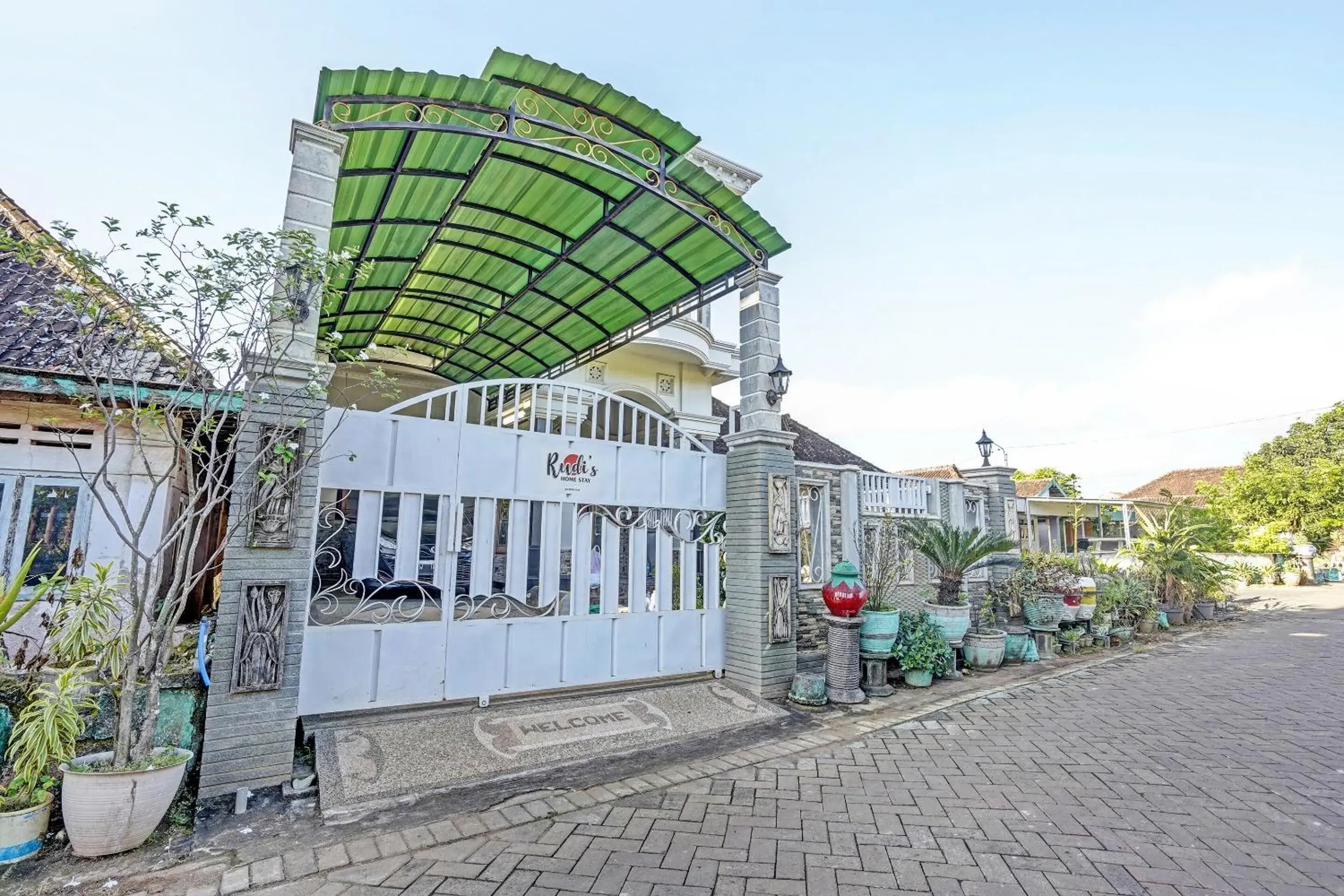Facade/entrance in Hotel O Desa Wisata Alam Gosari (wagos) Facade/entrance in Hotel O Desa Wisata Alam Gosari (wagos)