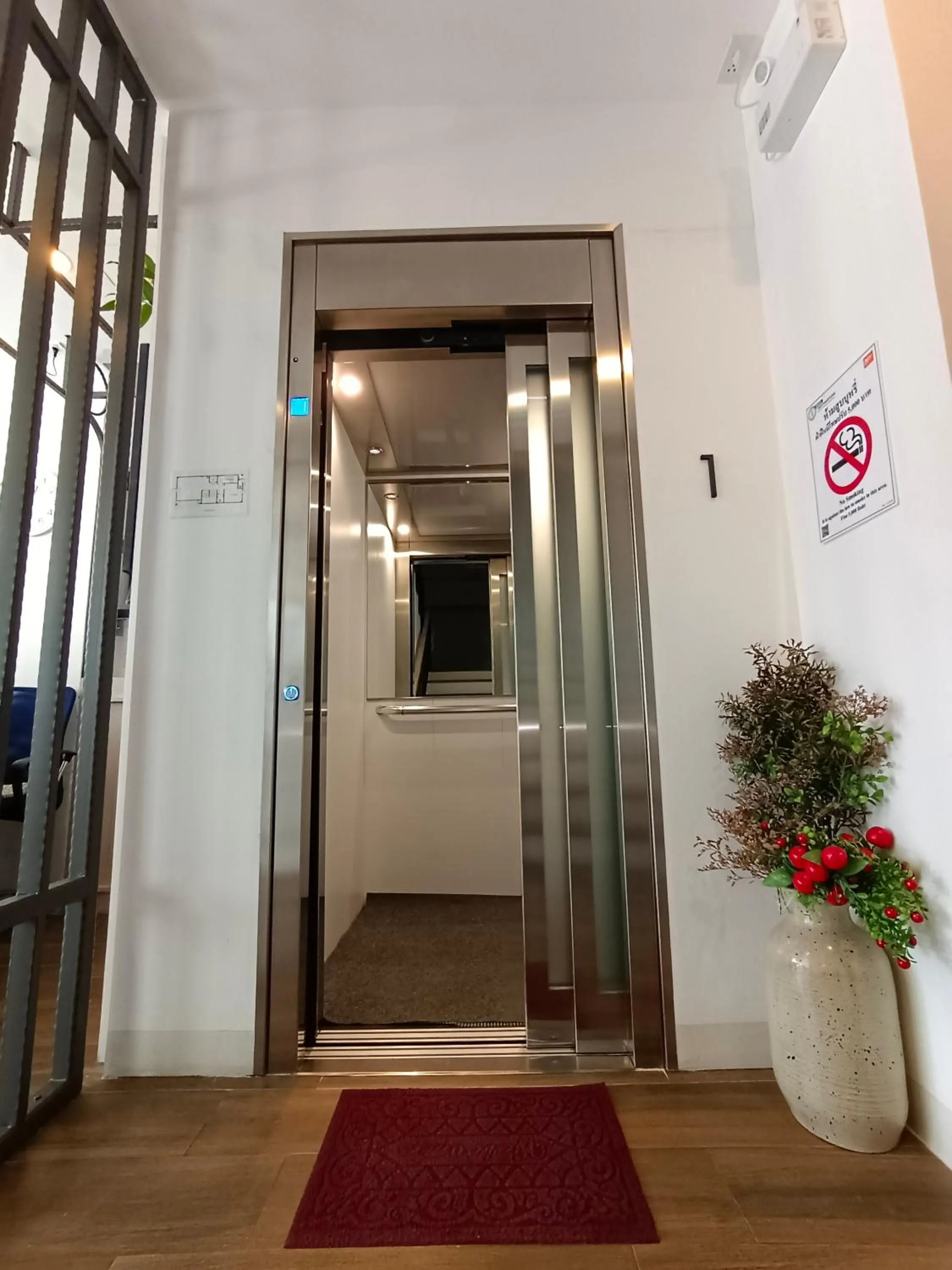 elevator in VIVA LA VIDA HOTEL