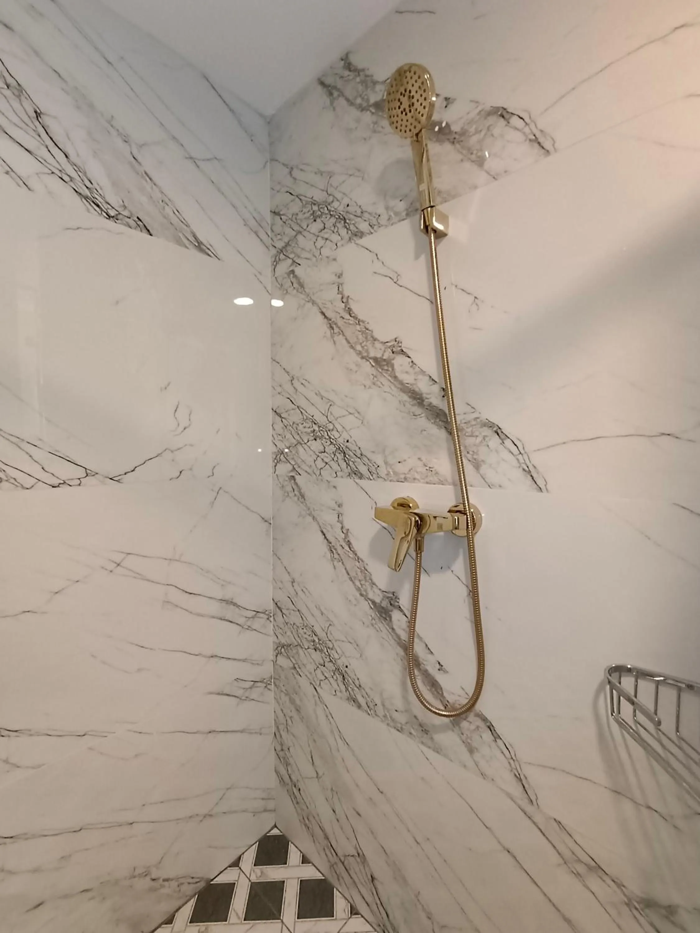 Shower in VIVA LA VIDA HOTEL