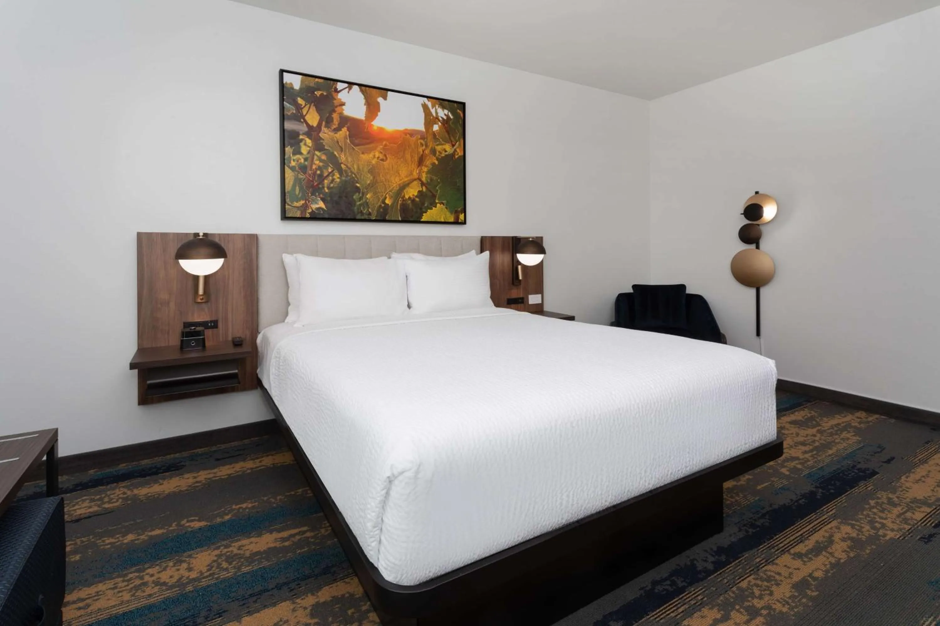 Photo of the whole room, Bed in La Quinta Inn & Suites by Wyndham Galt Lodi North