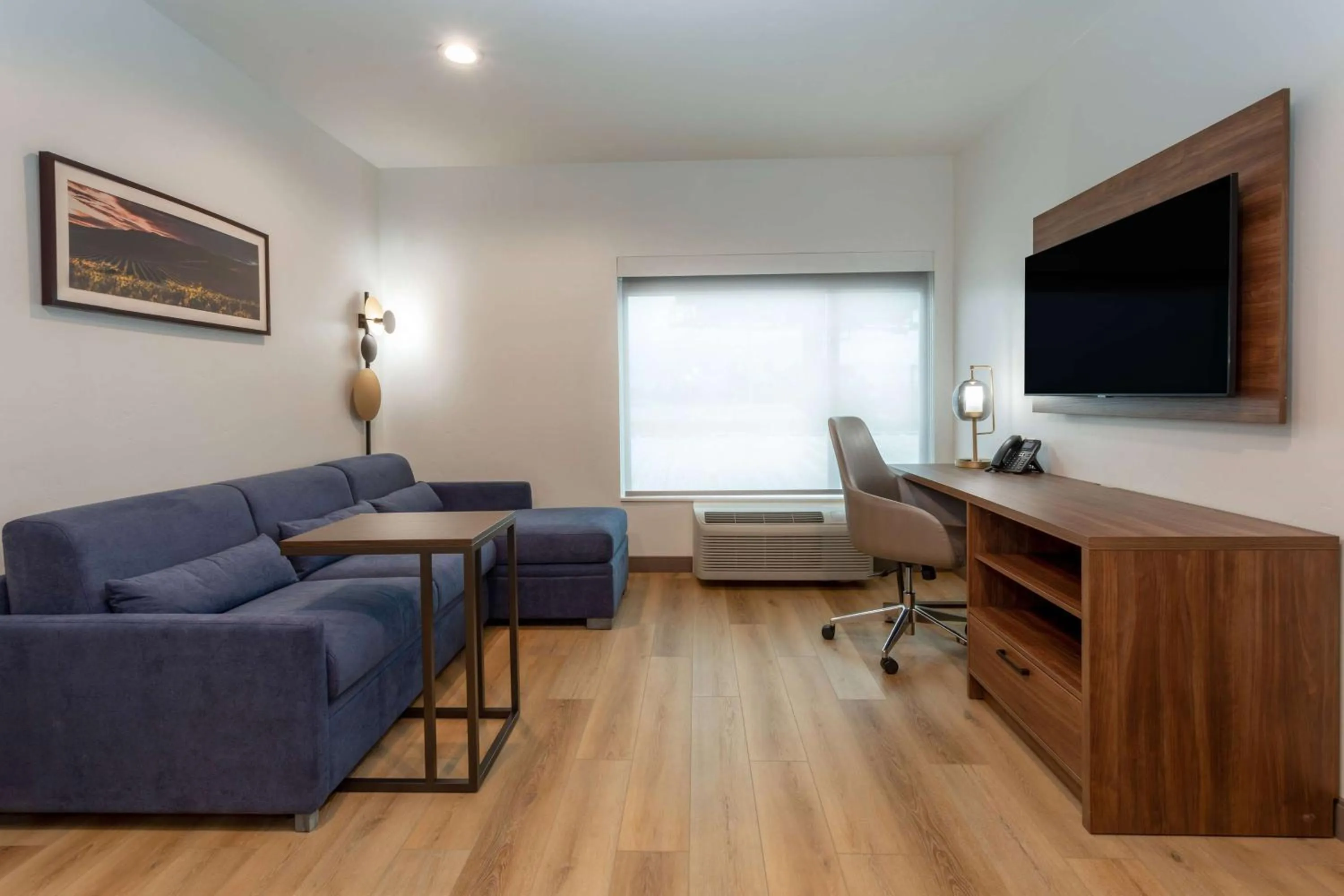 Photo of the whole room in La Quinta Inn & Suites by Wyndham Galt Lodi North