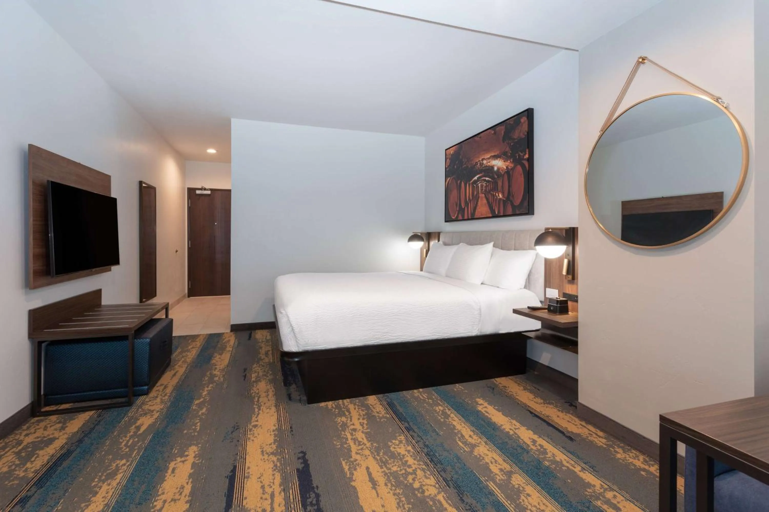 Photo of the whole room, Bed in La Quinta Inn & Suites by Wyndham Galt Lodi North