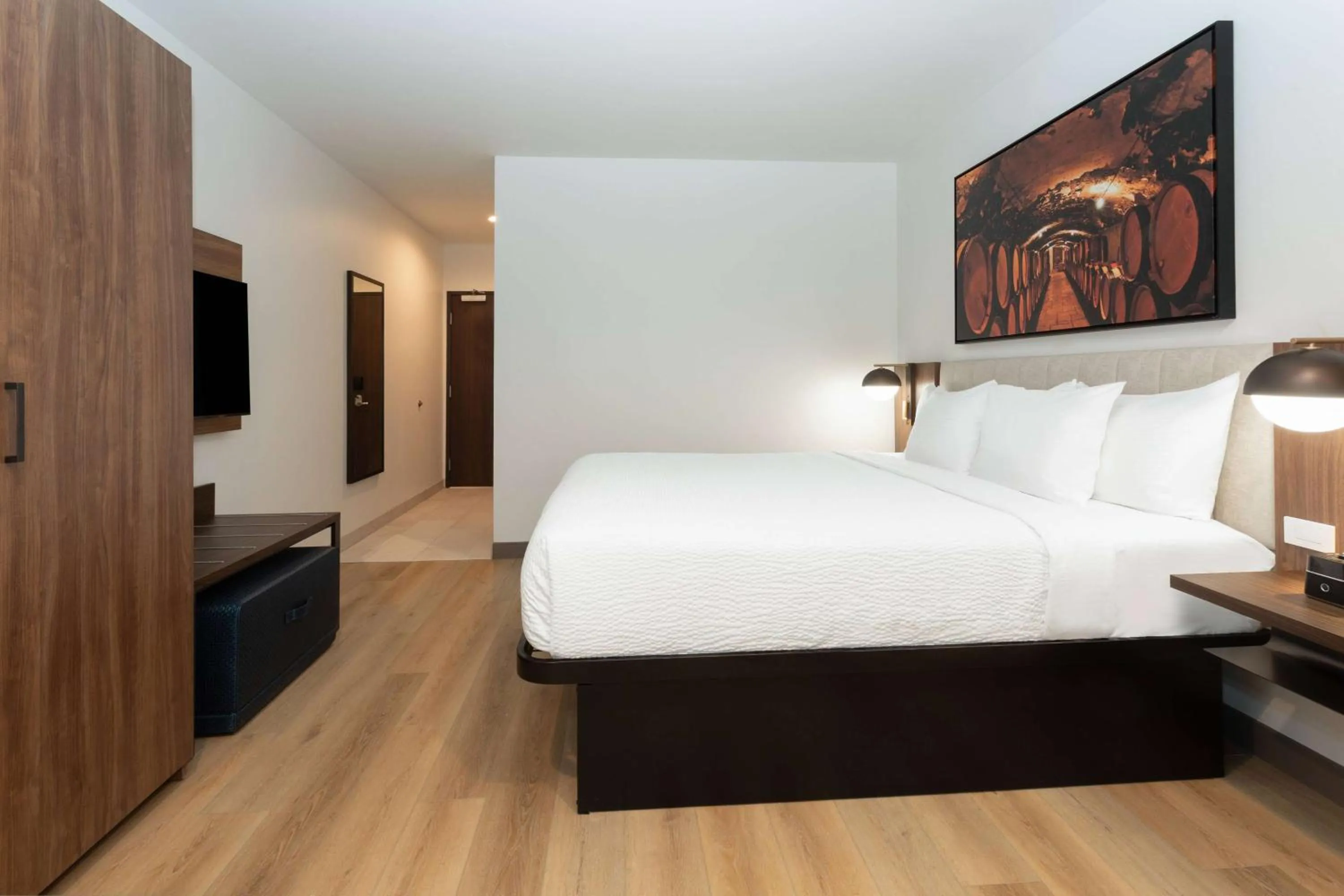 Photo of the whole room, Bed in La Quinta Inn & Suites by Wyndham Galt Lodi North