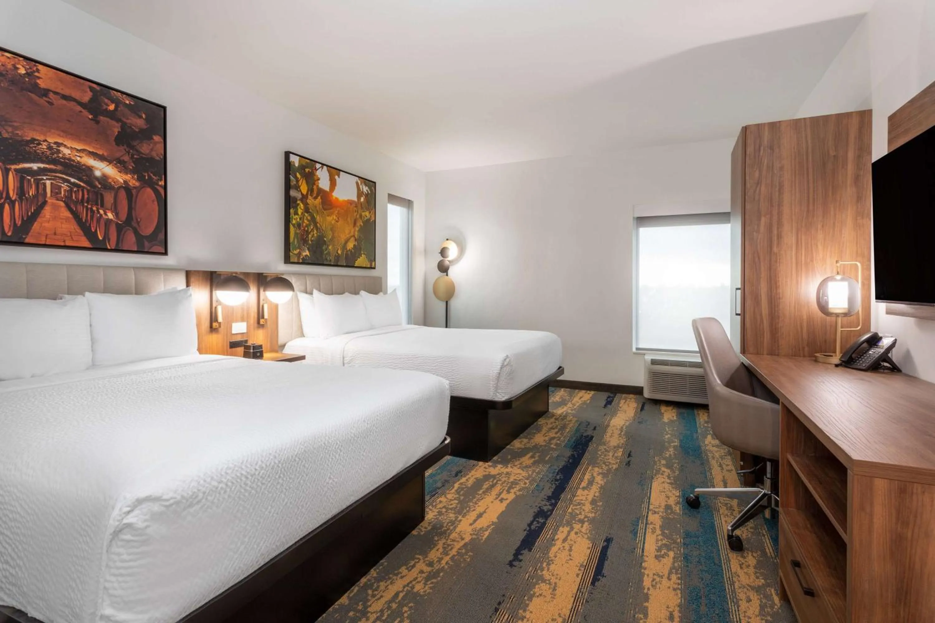 Photo of the whole room, Bed in La Quinta Inn & Suites by Wyndham Galt Lodi North