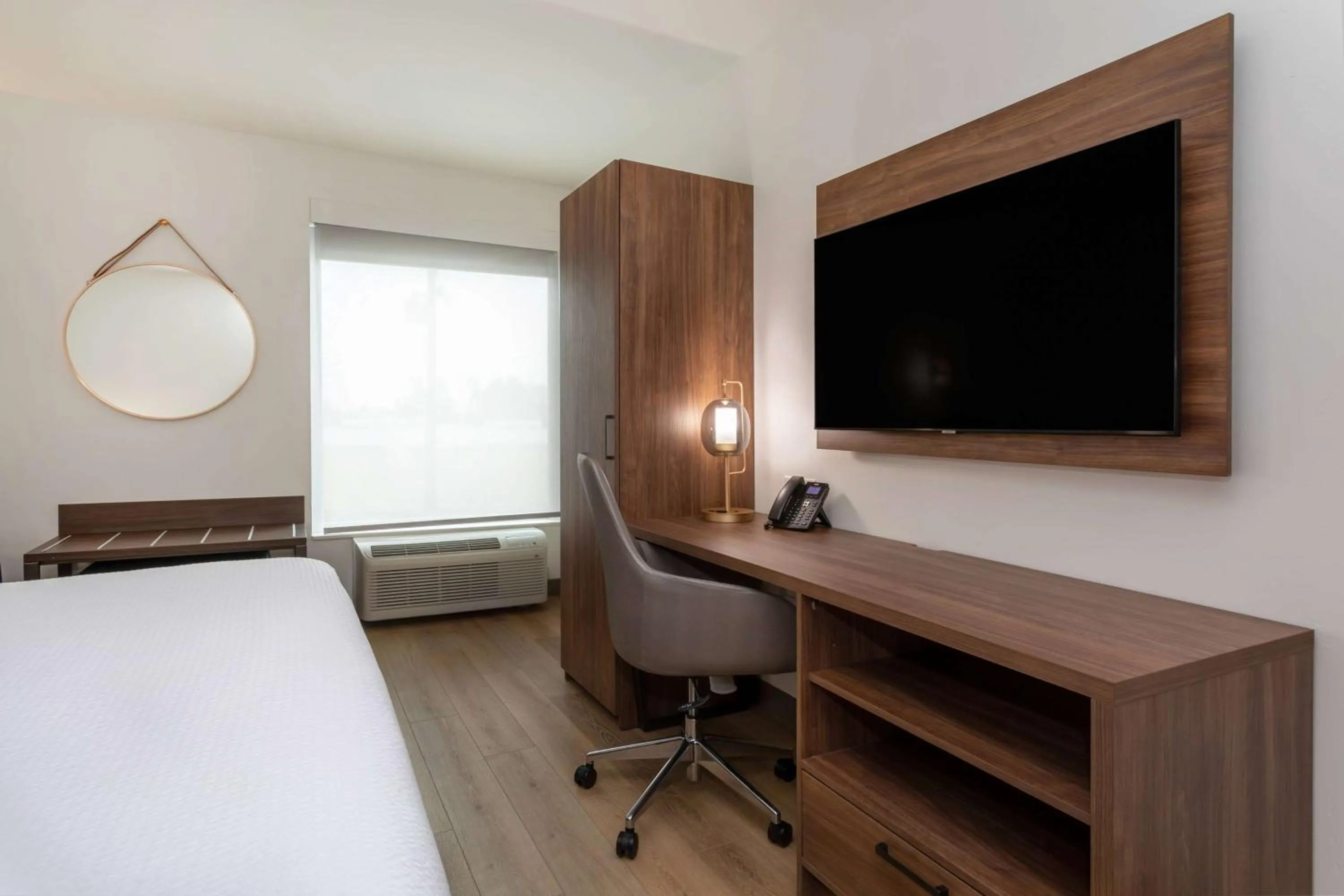 Photo of the whole room, Bed in La Quinta Inn & Suites by Wyndham Galt Lodi North