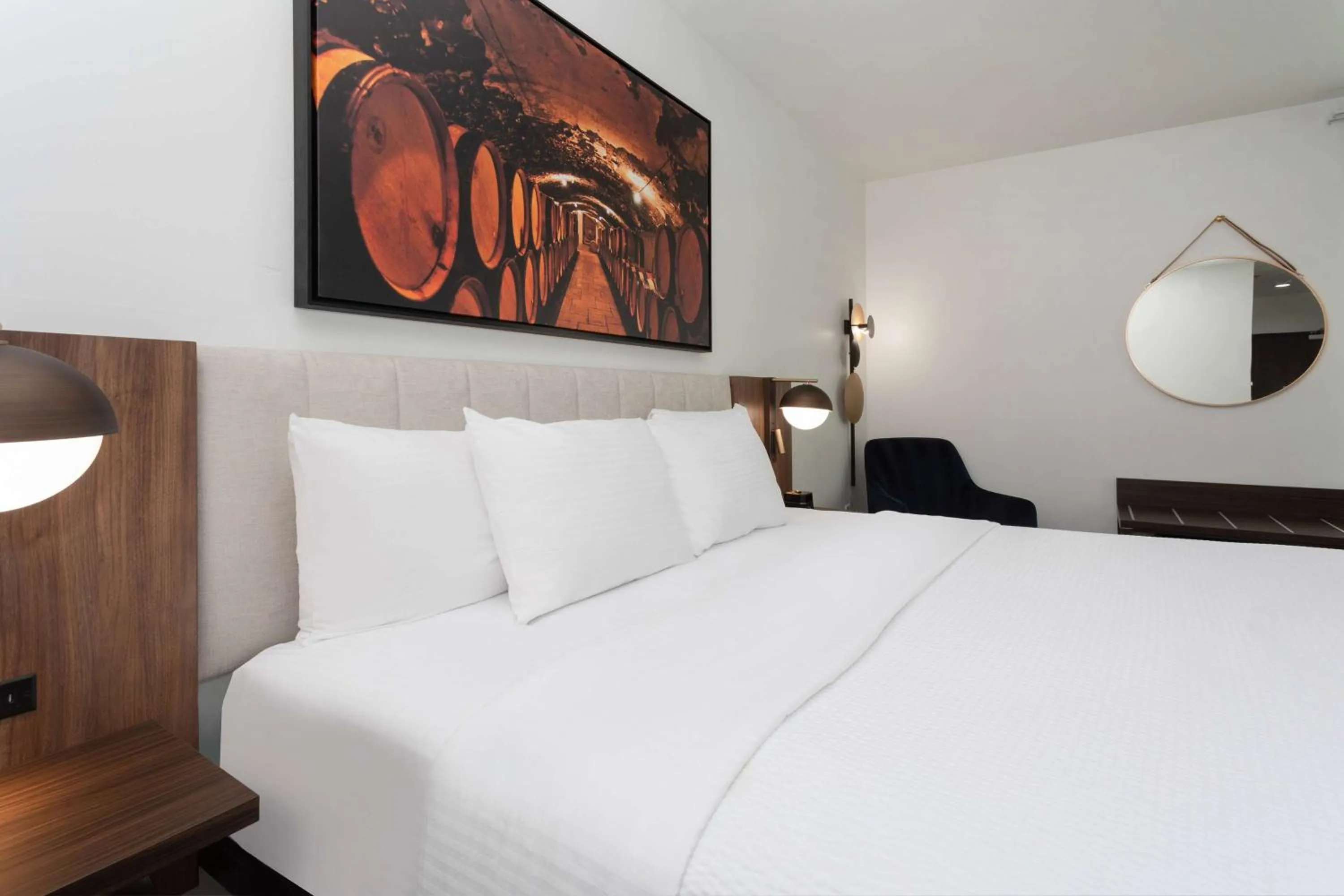 Photo of the whole room, Bed in La Quinta Inn & Suites by Wyndham Galt Lodi North