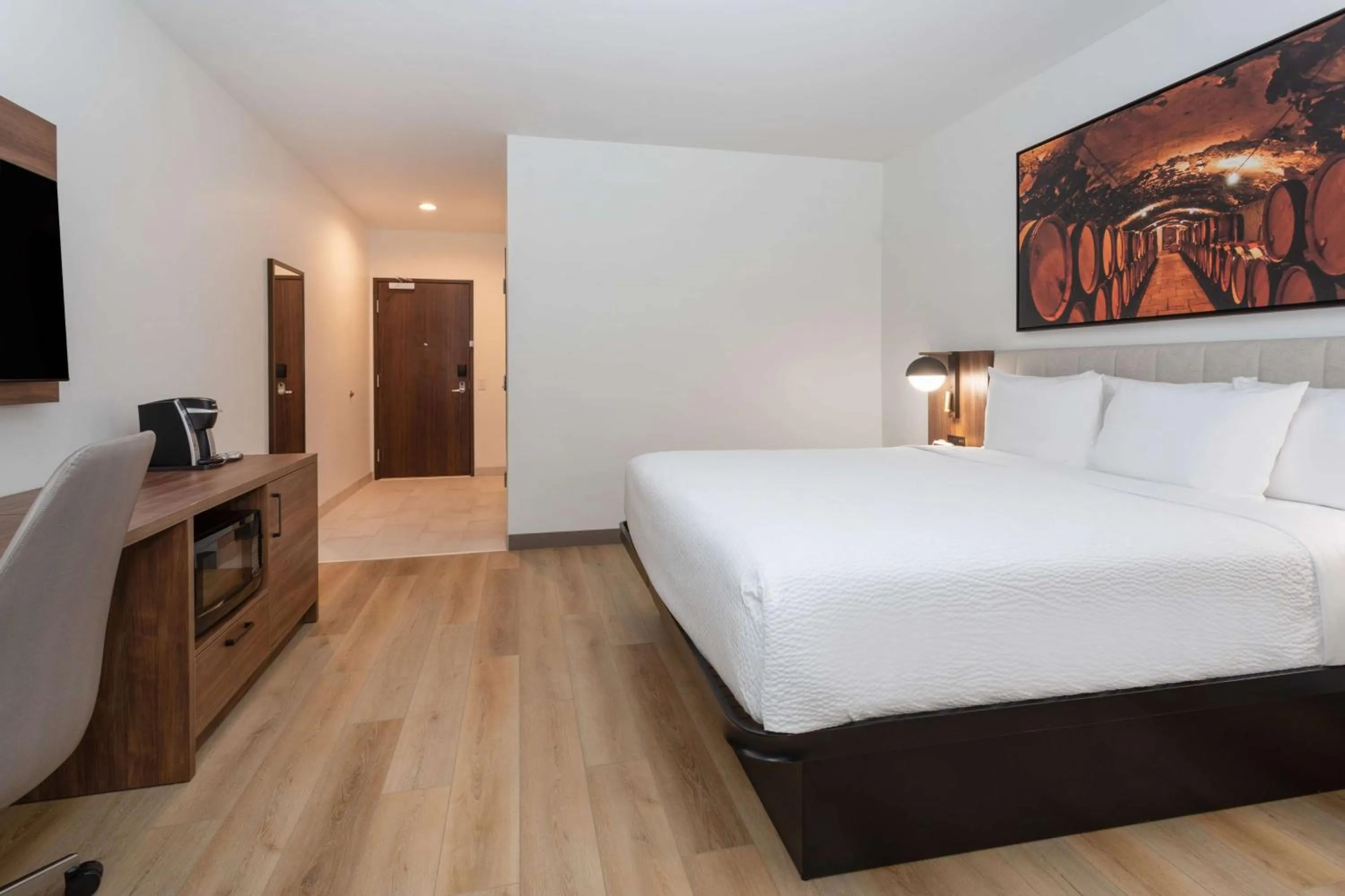 Photo of the whole room, Bed in La Quinta Inn & Suites by Wyndham Galt Lodi North