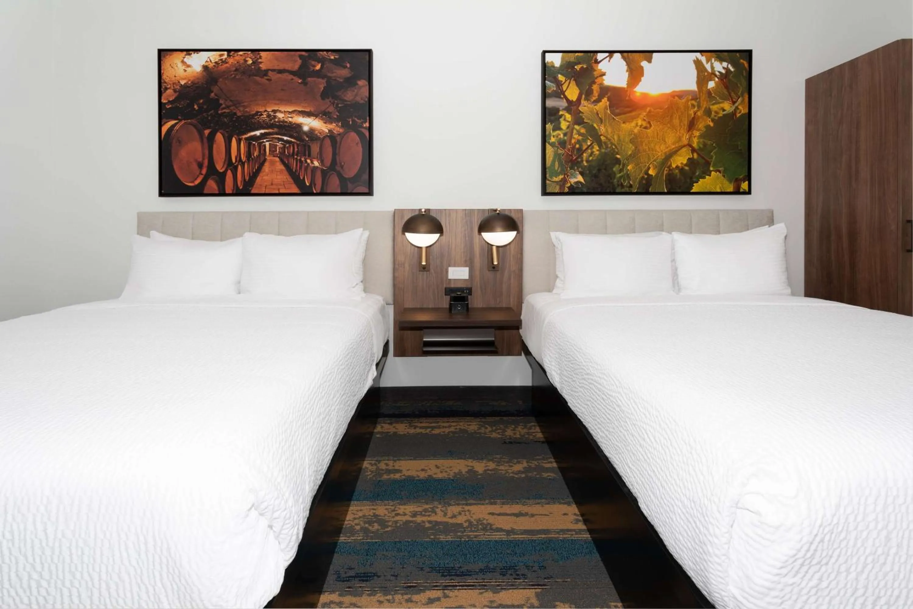 Photo of the whole room, Bed in La Quinta Inn & Suites by Wyndham Galt Lodi North