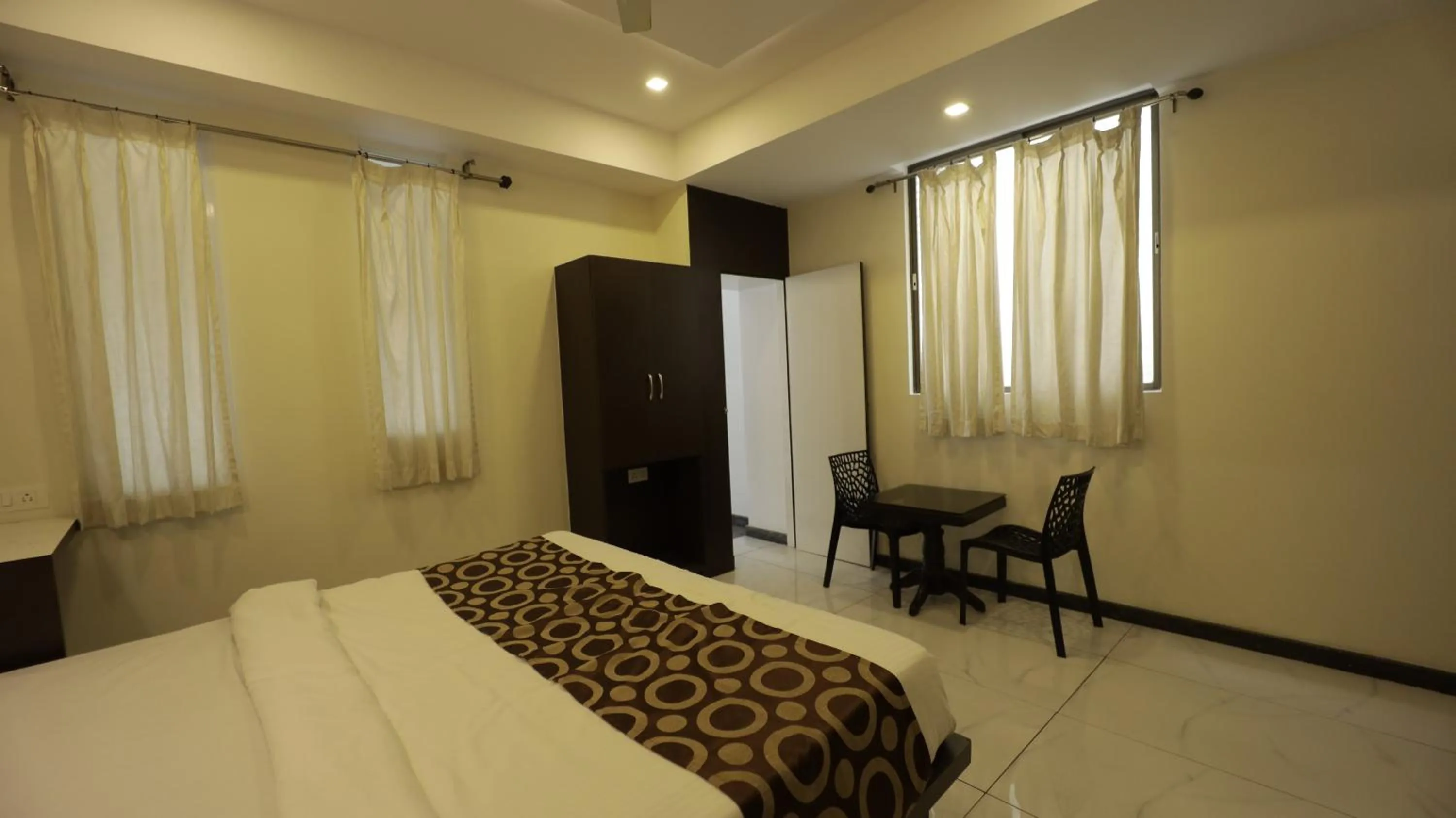 Bedroom, Bed in Silver Suite