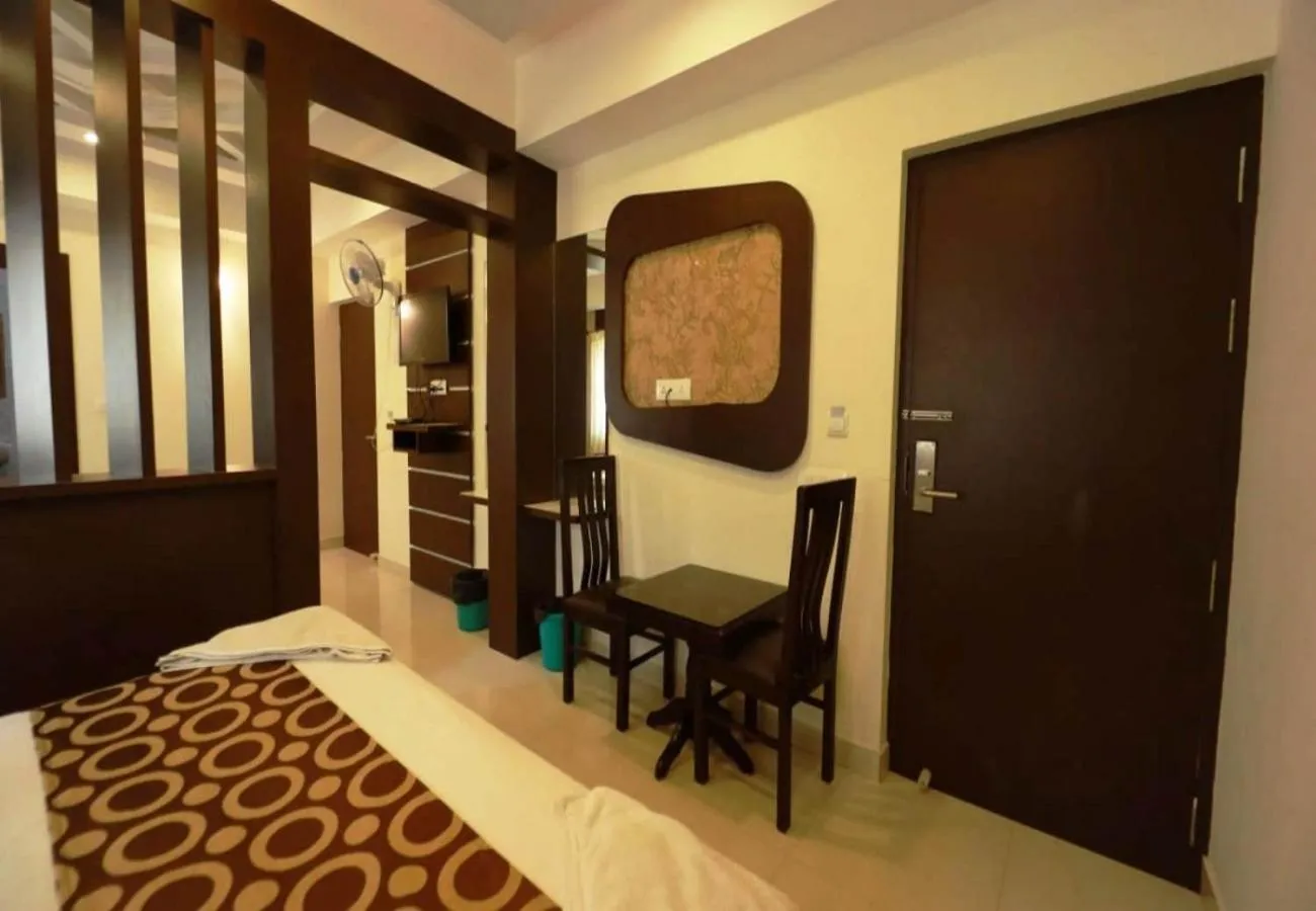 Bedroom, Bed in Silver Suite