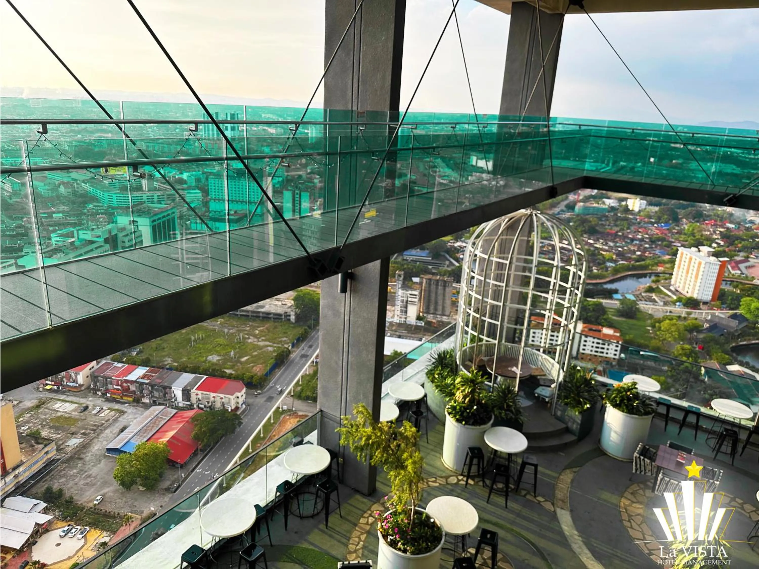 Restaurant/places to eat in The Shore Hotel & Residences By Lá VISTA