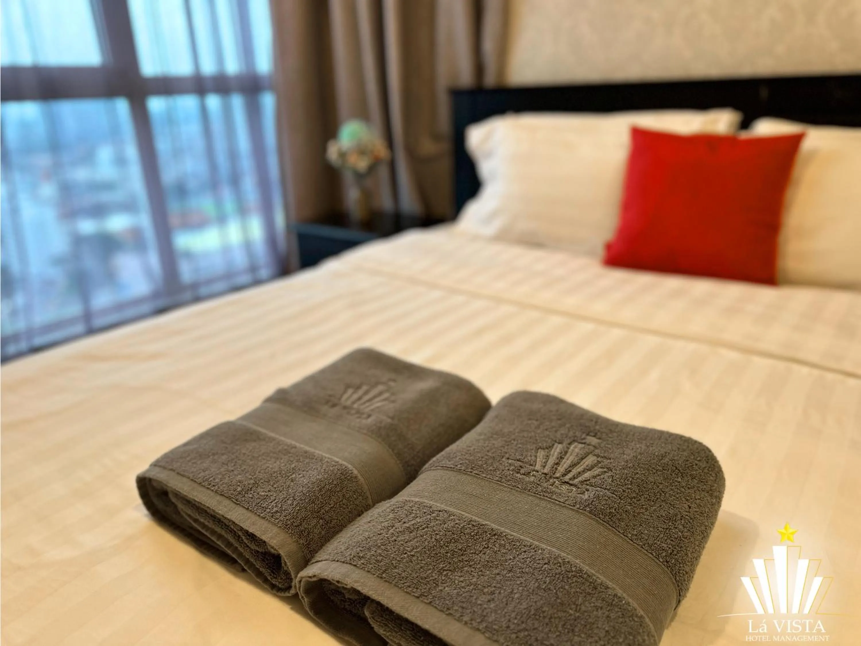 towels, Bed in The Shore Hotel & Residences By Lá VISTA