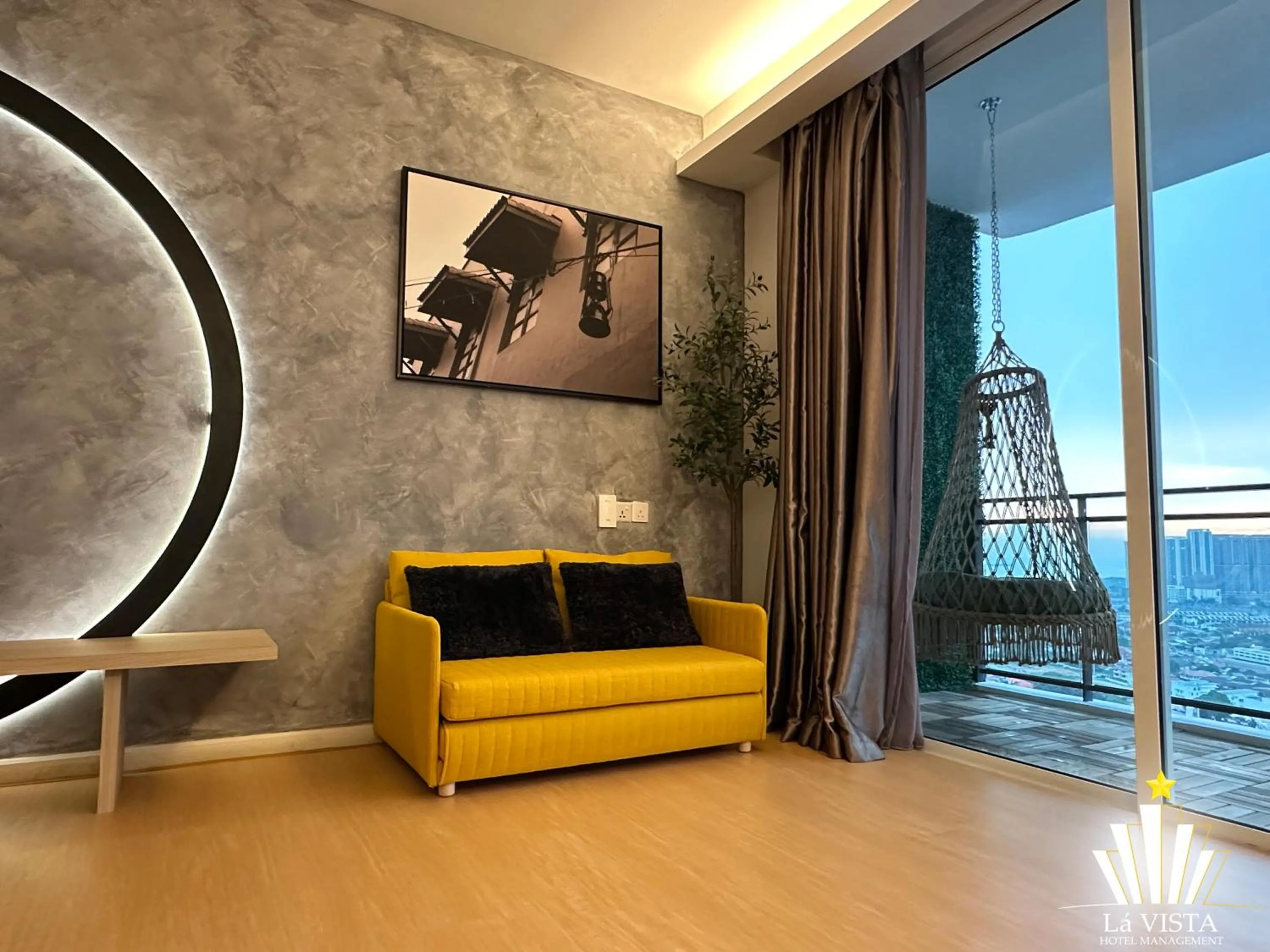 TV and multimedia in The Shore Hotel & Residences By Lá VISTA