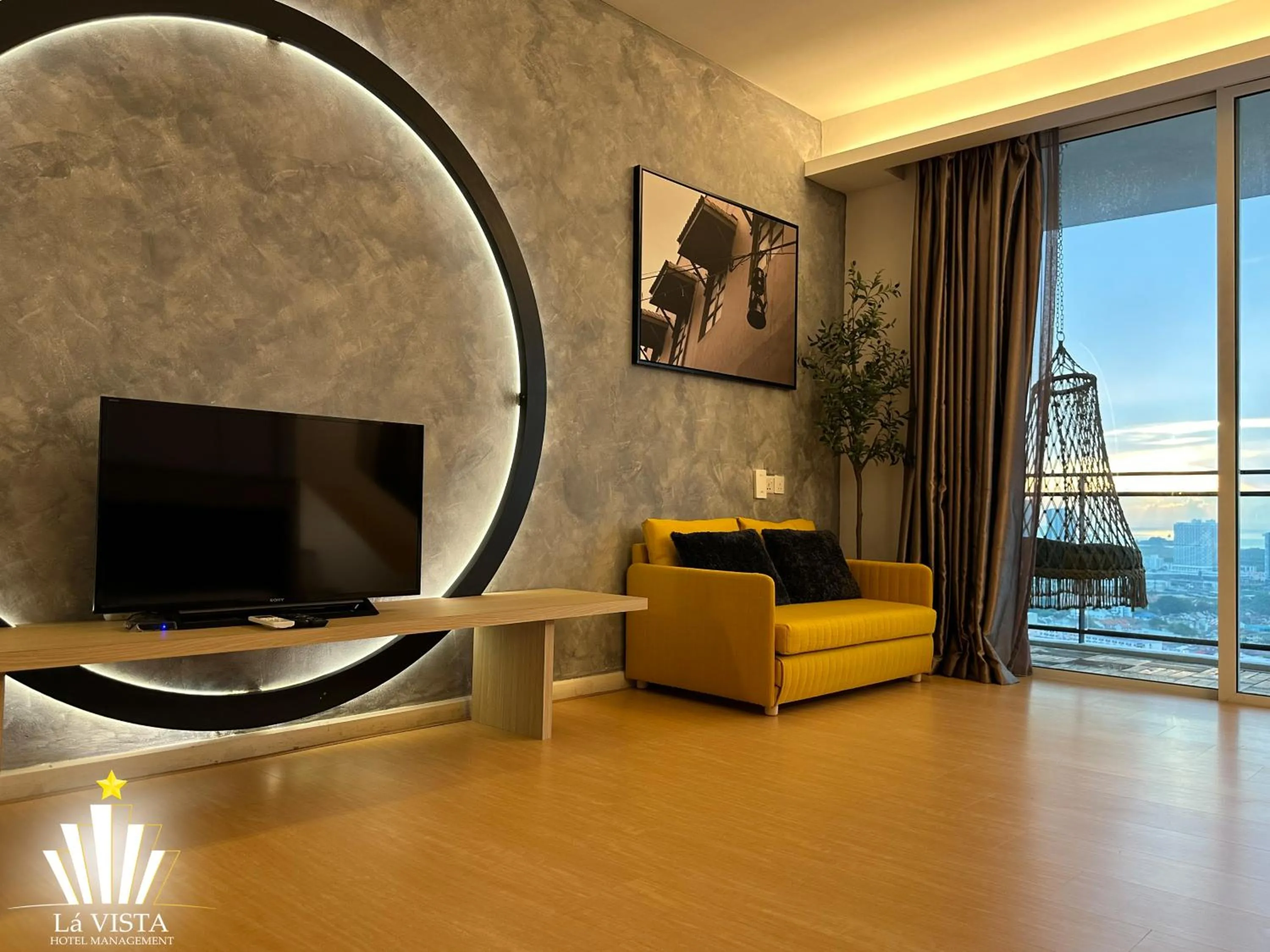 TV and multimedia in The Shore Hotel & Residences By Lá VISTA