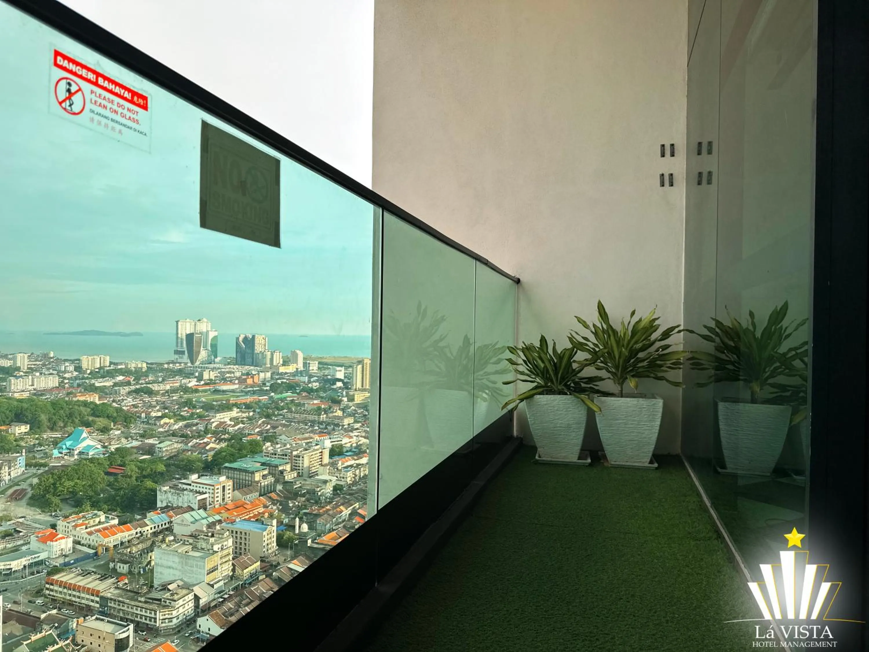 Day in The Shore Hotel & Residences By Lá VISTA