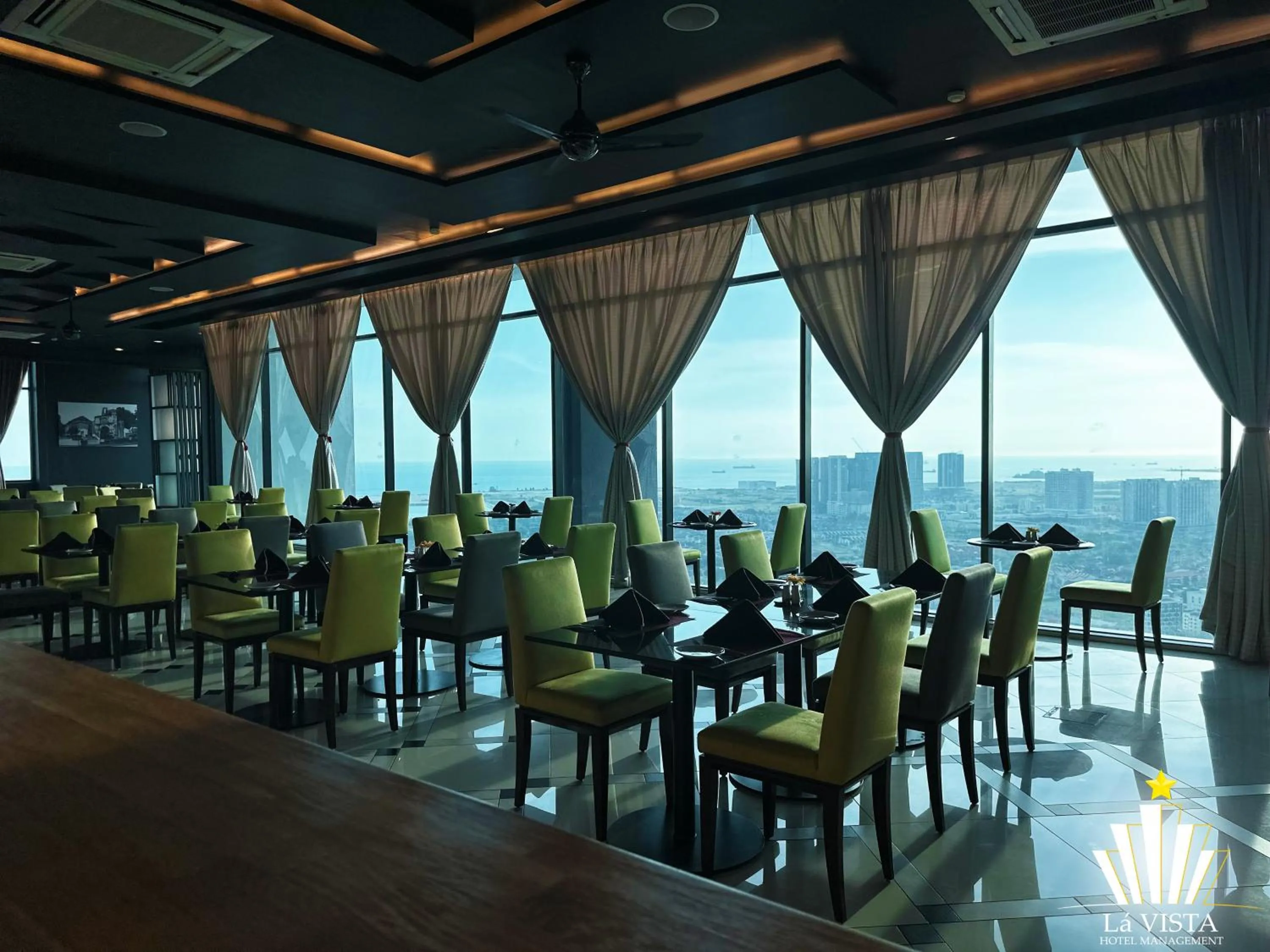 Restaurant/places to eat in The Shore Hotel & Residences By Lá VISTA