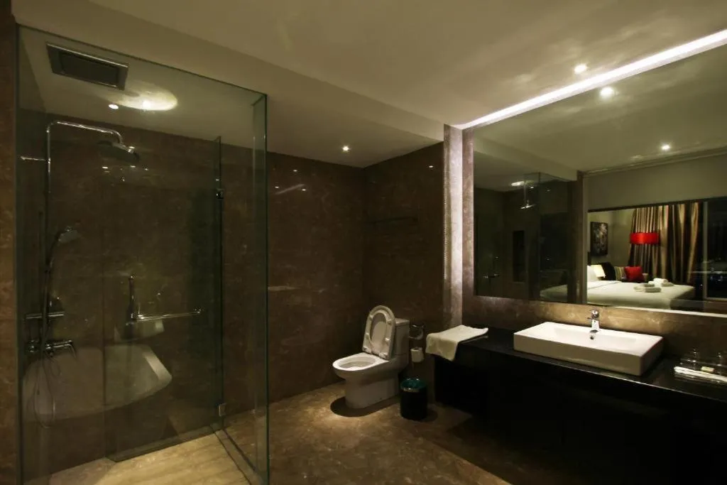 Shower in The Shore Hotel & Residences By Lá VISTA