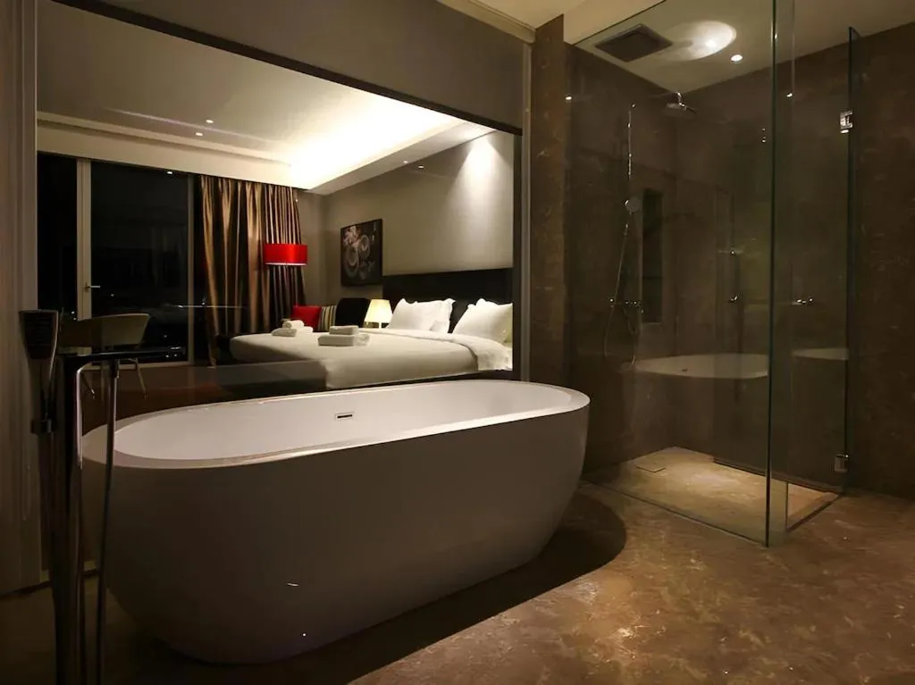 Shower, Bed in The Shore Hotel & Residences By Lá VISTA