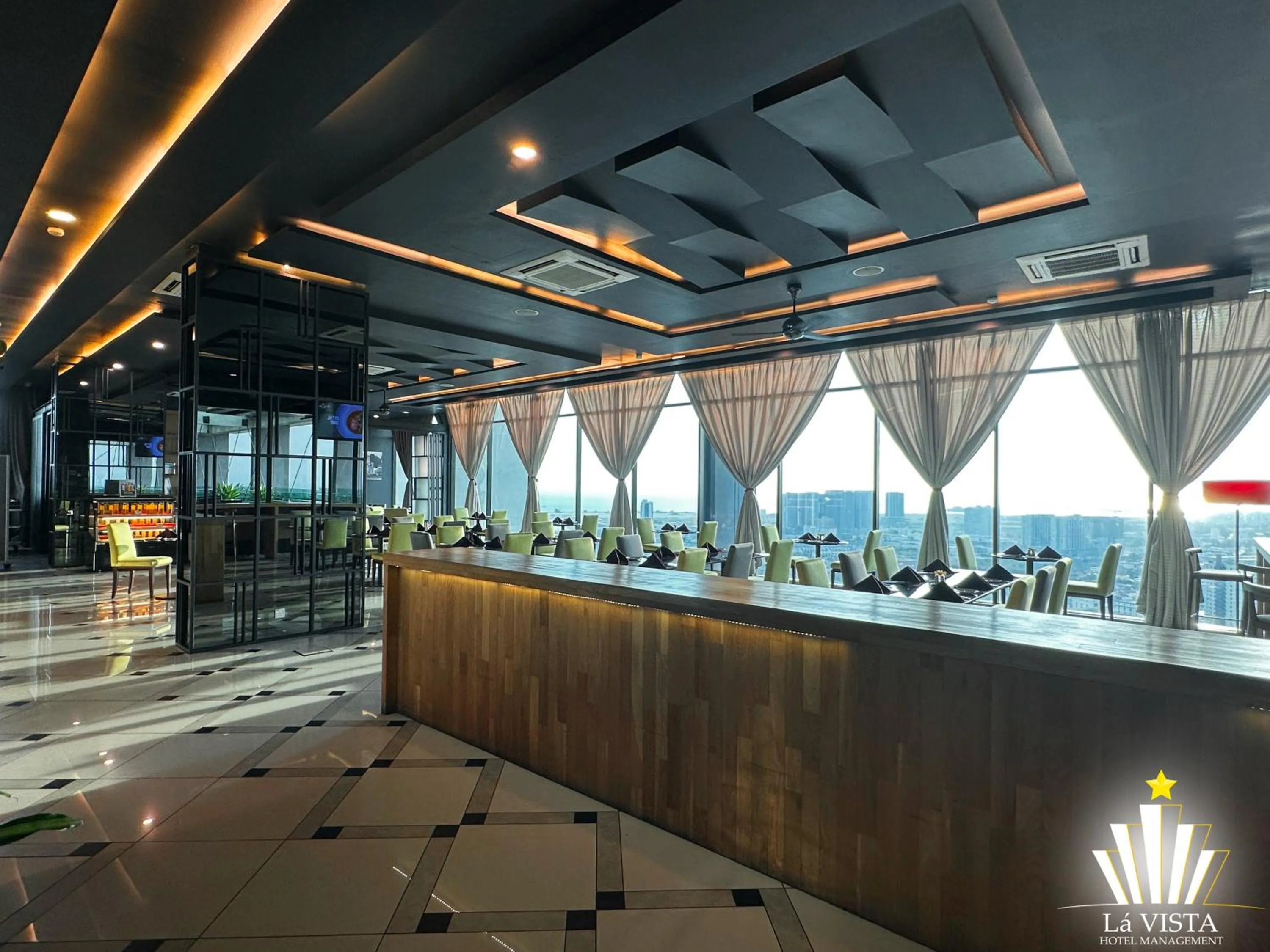 Restaurant/places to eat in The Shore Hotel & Residences By Lá VISTA