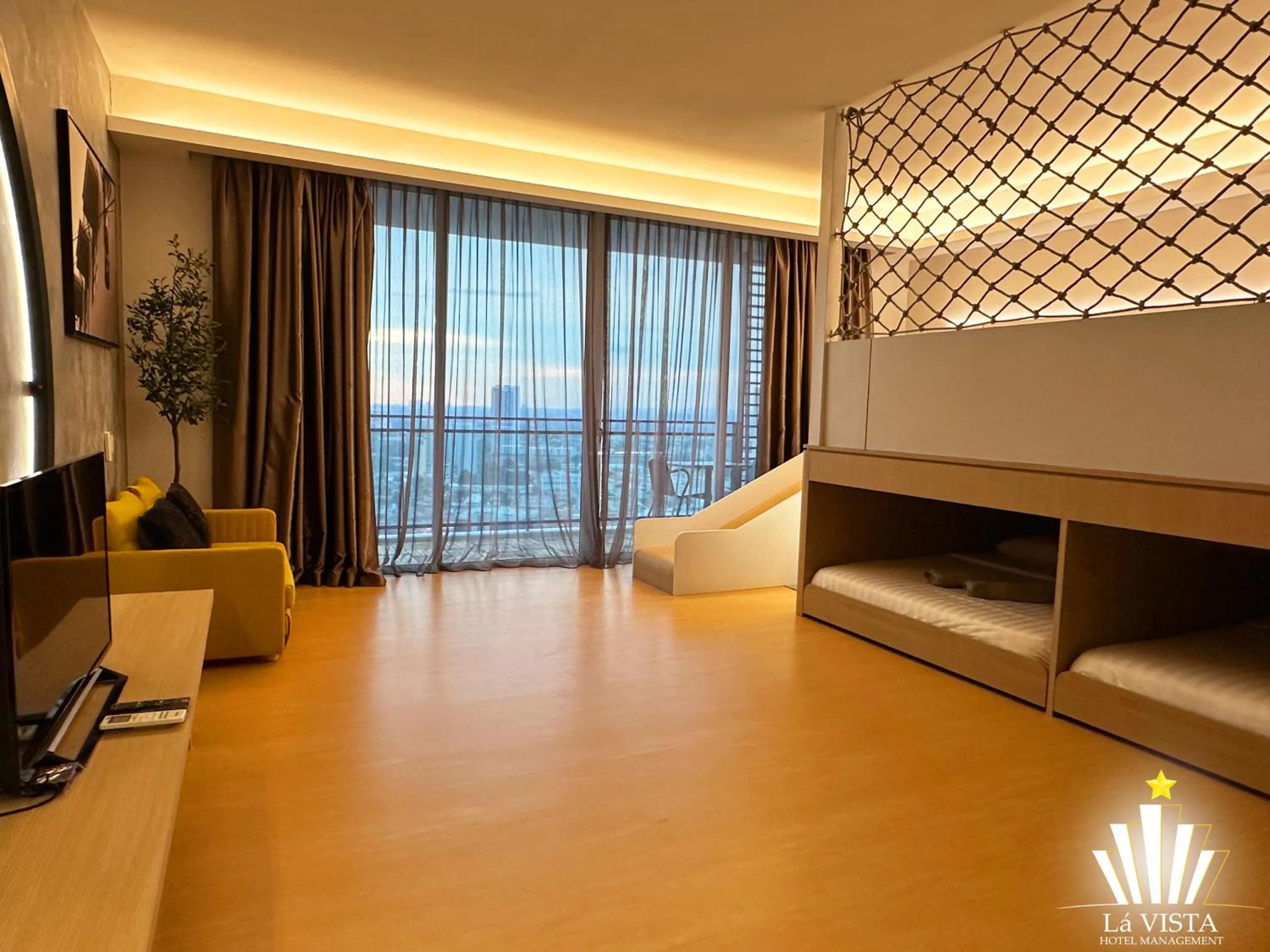 TV and multimedia in The Shore Hotel & Residences By Lá VISTA