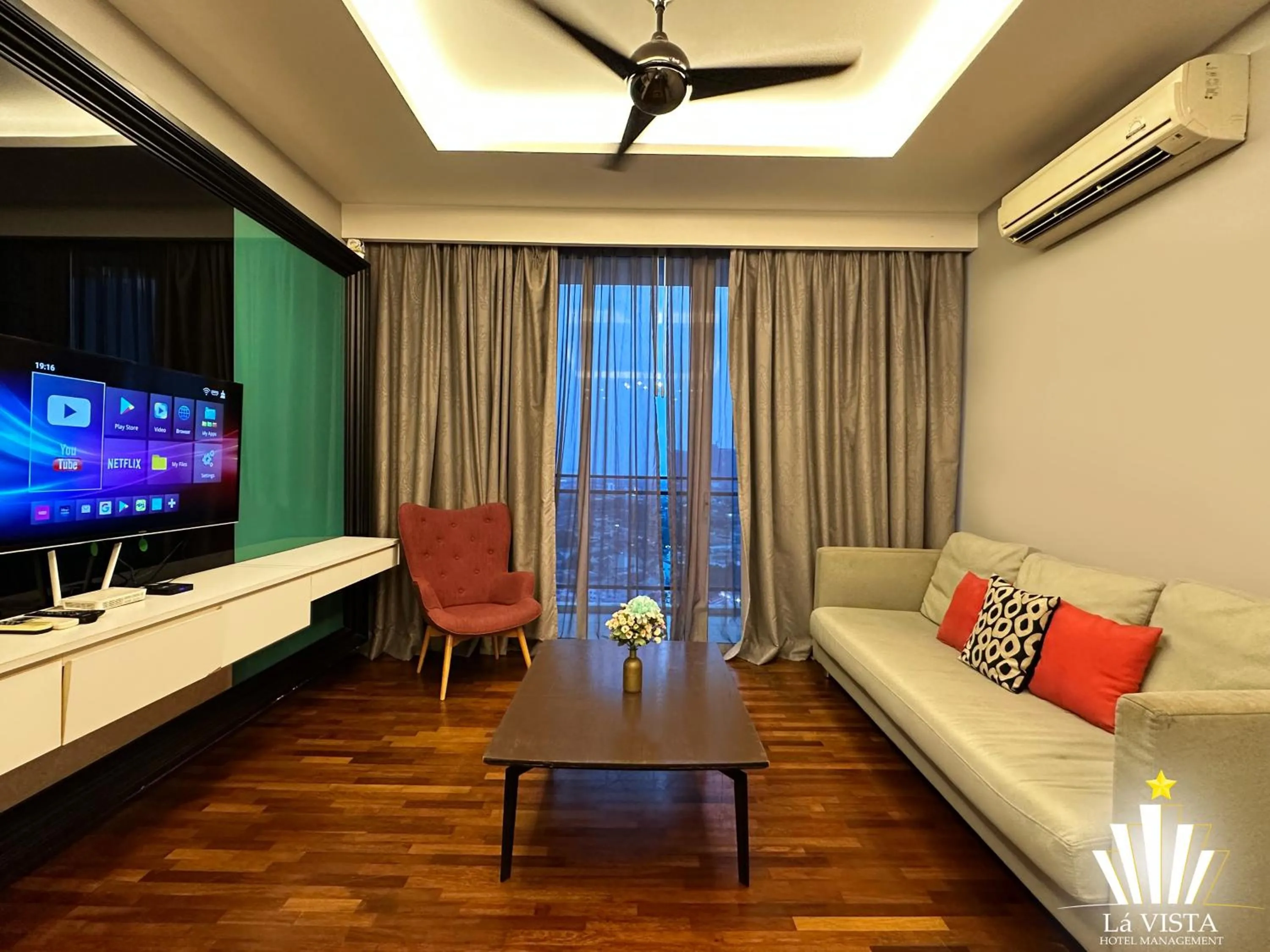 TV and multimedia in The Shore Hotel & Residences By Lá VISTA