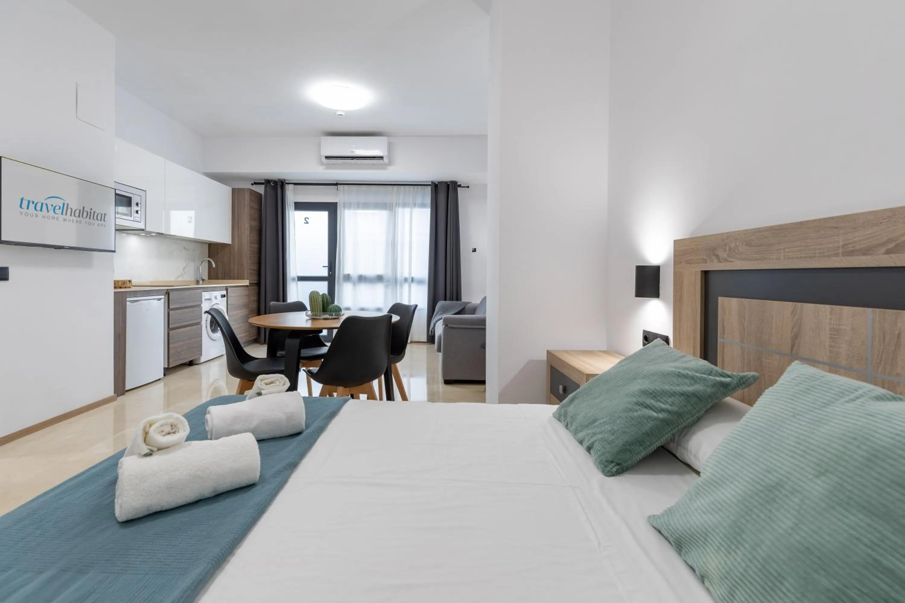 Photo of the whole room, Bed in Travel Habitat La Marina Real