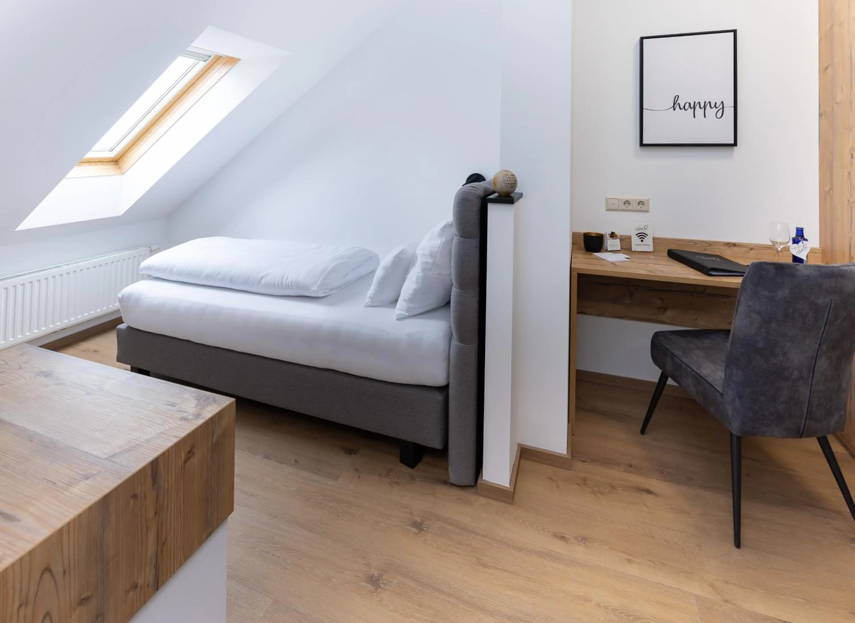 Photo of the whole room, Bed in Self-Check-in Hotel VinoQ Zistersdorf