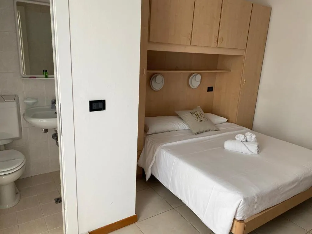 Bathroom, Bed in Hotel Hc Resort Lignano