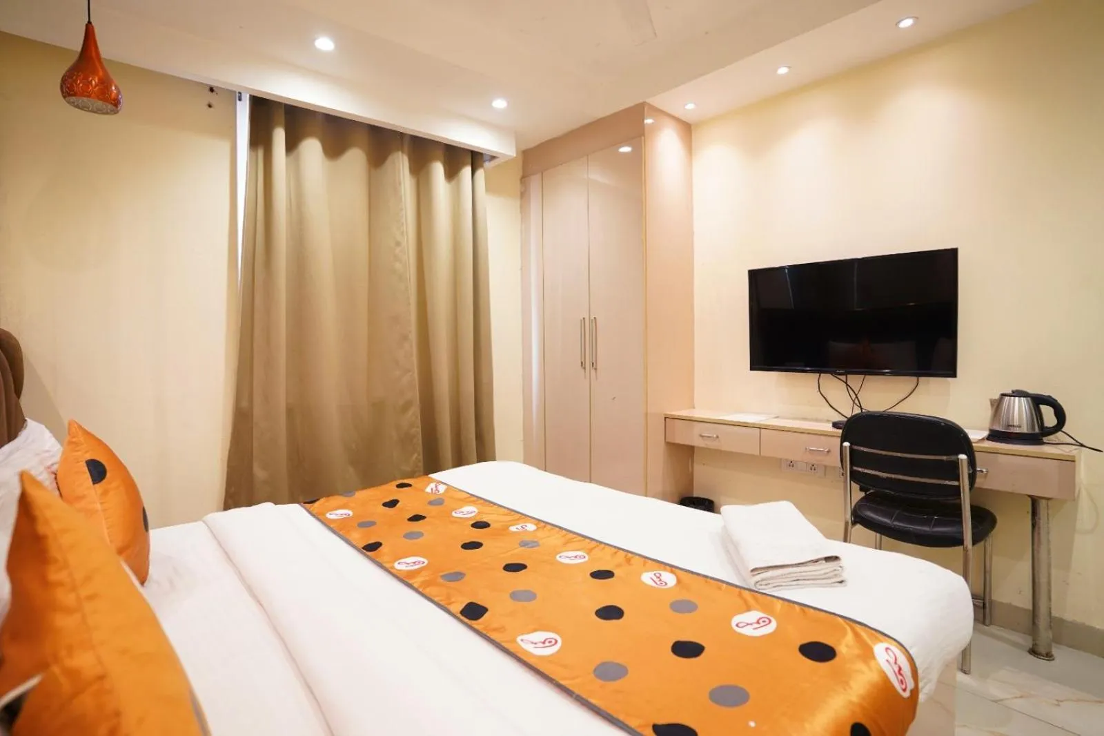 Bed in Hotel Leo Saffron - Pitampura