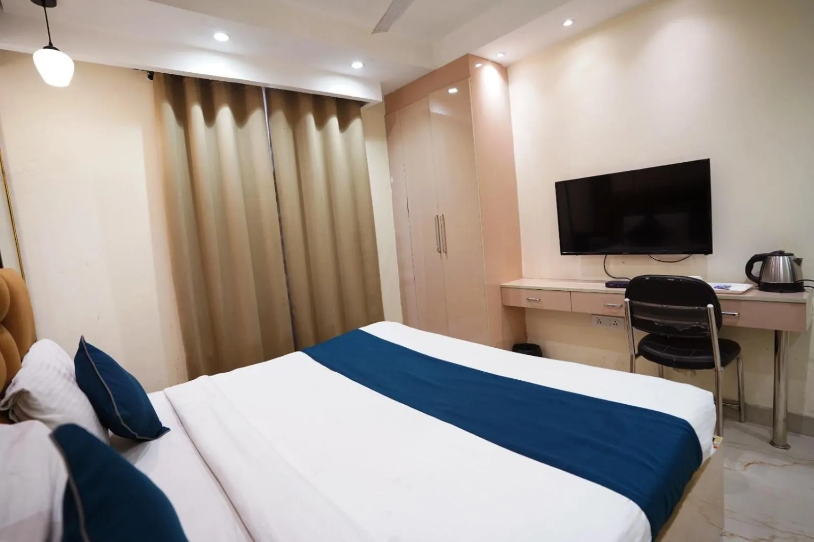 Bed in Hotel Leo Saffron - Pitampura