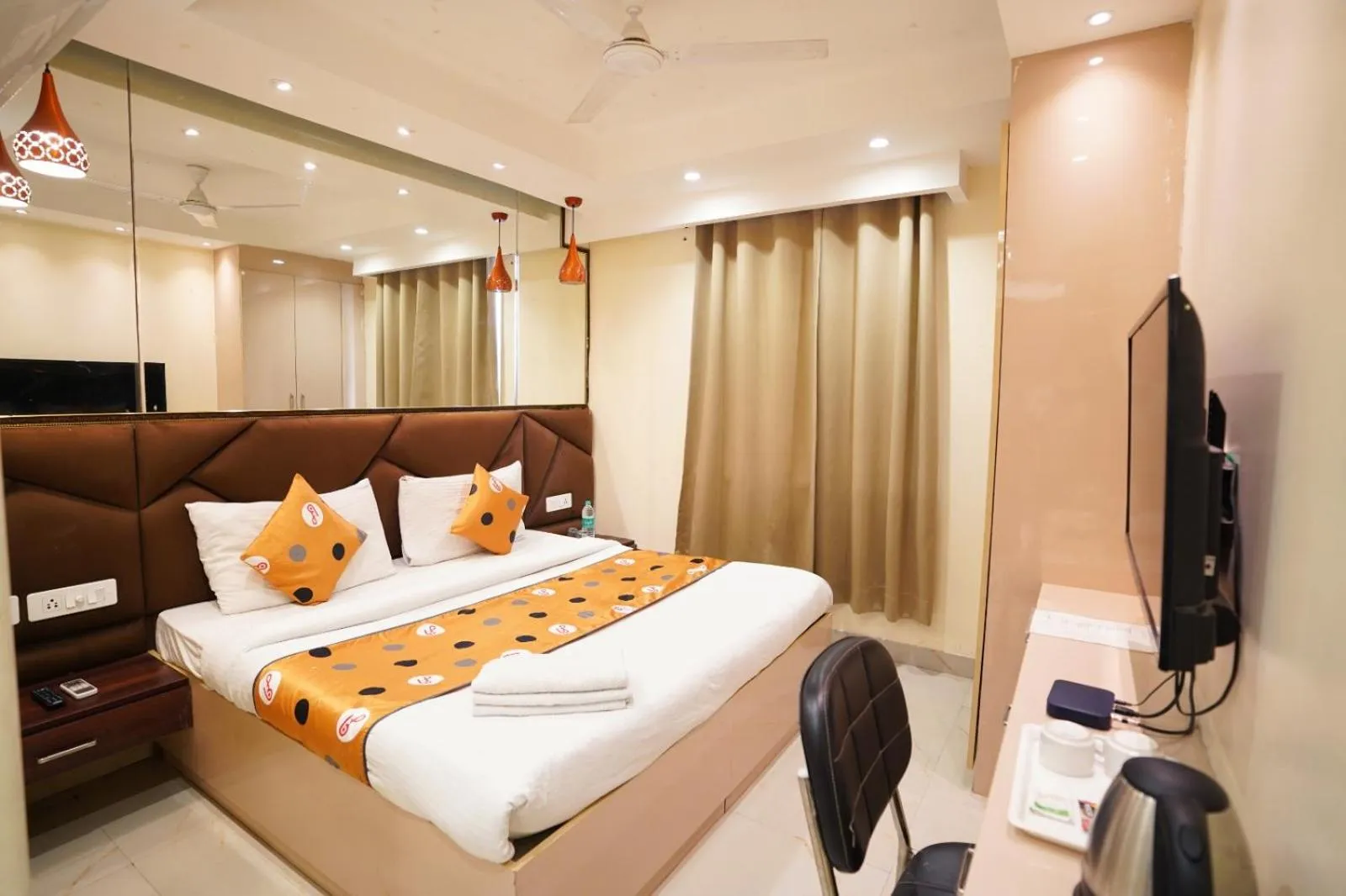 TV and multimedia, Bed in Hotel Leo Saffron - Pitampura