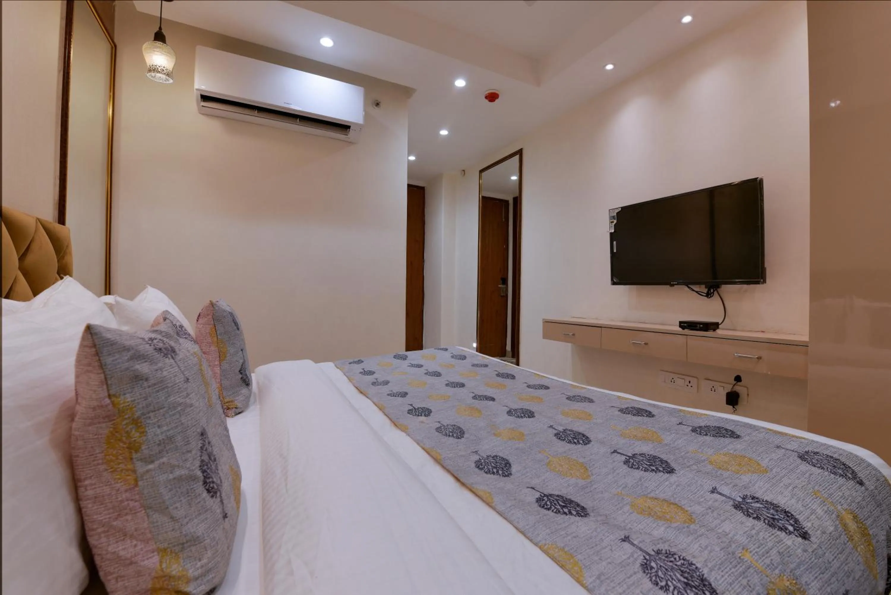 Communal lounge/ TV room, Bed in Hotel Leo Saffron - Pitampura